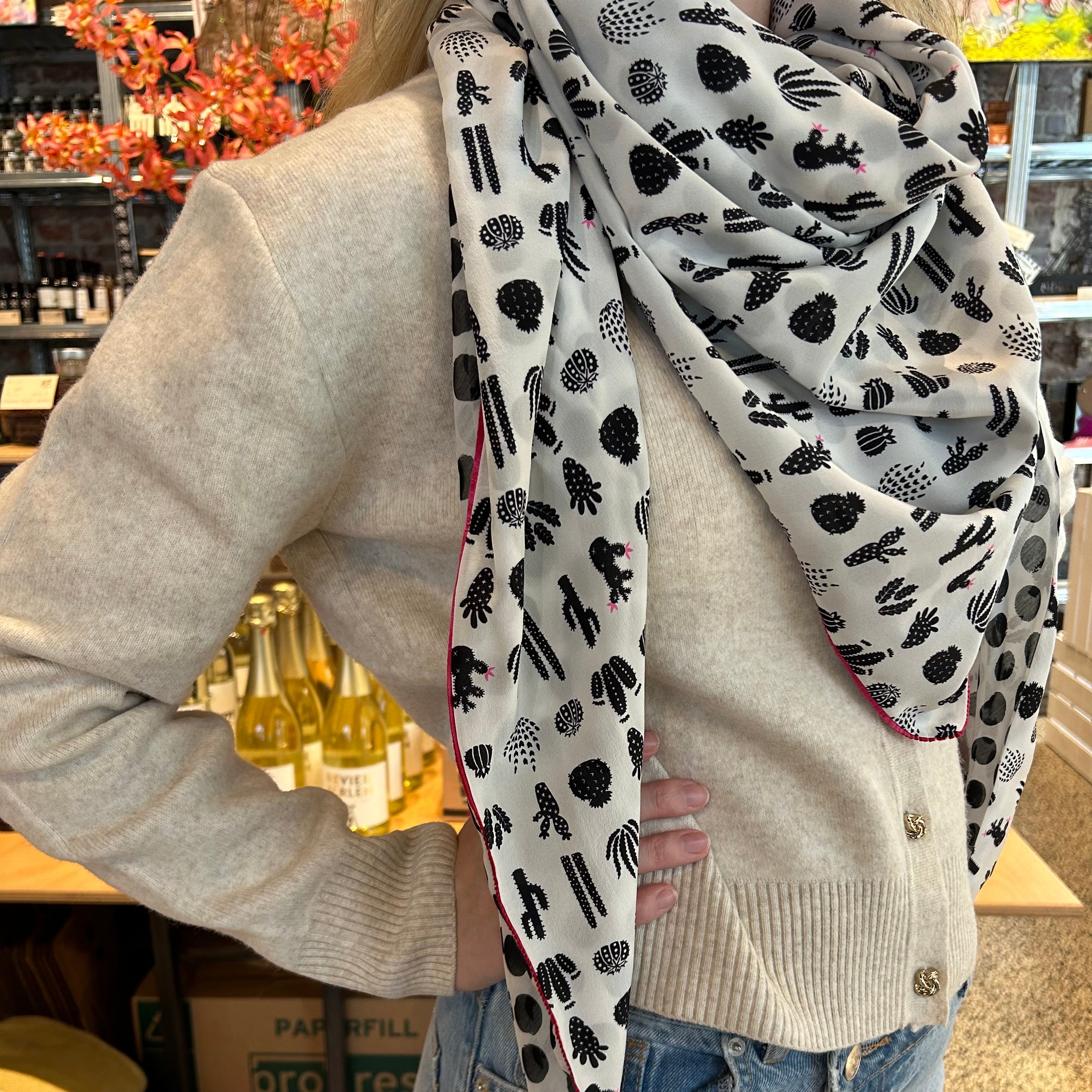 Bunte Damen-Tücher von Vavite in verschiedenen Designs und Farben – leichte, modische Accessoires aus hochwertigem Stoff, ideal als Halstuch, Schal oder modisches Highlight für jedes Outfit. Perfekt für Frühling, Sommer, Herbst und Winter.