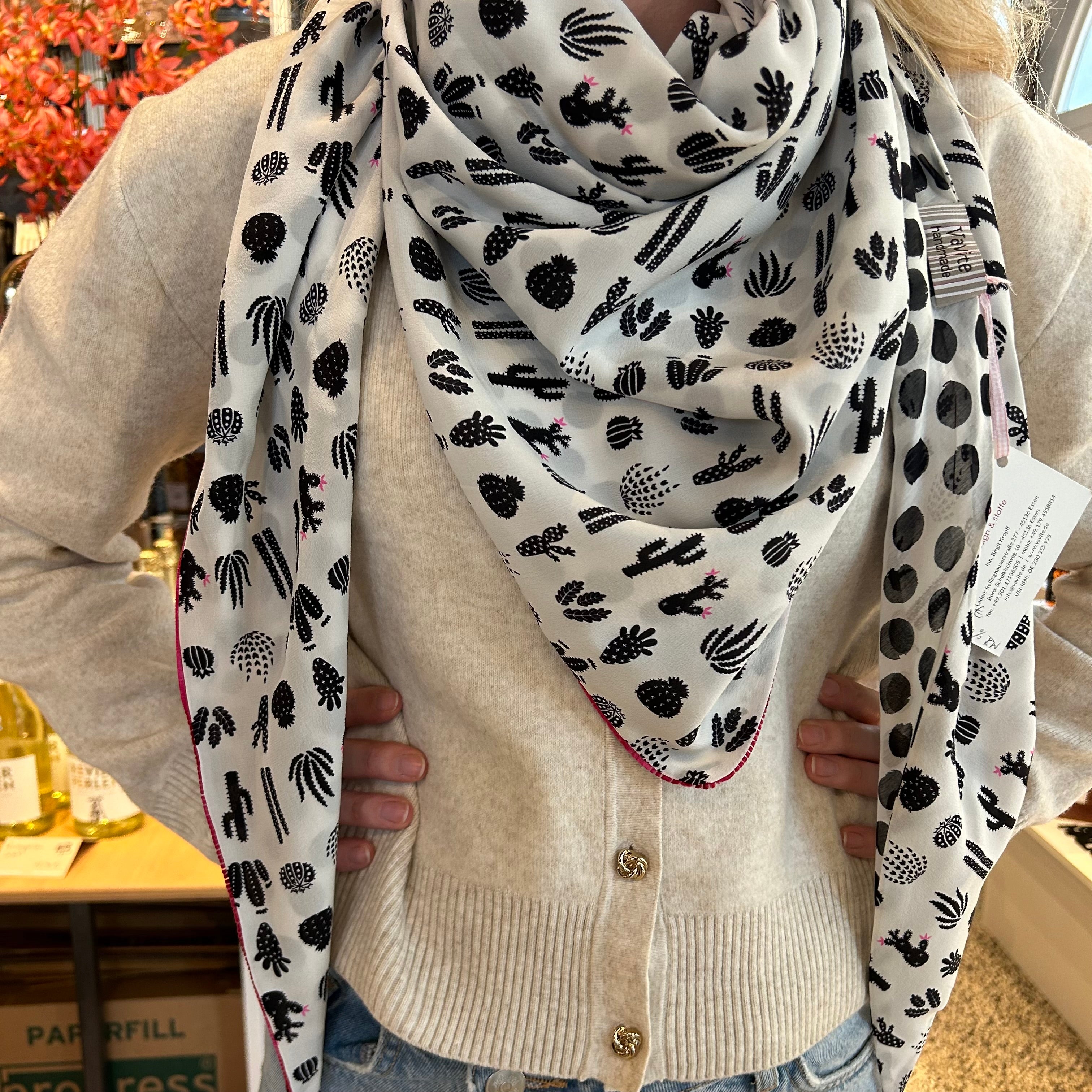 Bunte Damen-Tücher von Vavite in verschiedenen Designs und Farben – leichte, modische Accessoires aus hochwertigem Stoff, ideal als Halstuch, Schal oder modisches Highlight für jedes Outfit. Perfekt für Frühling, Sommer, Herbst und Winter.