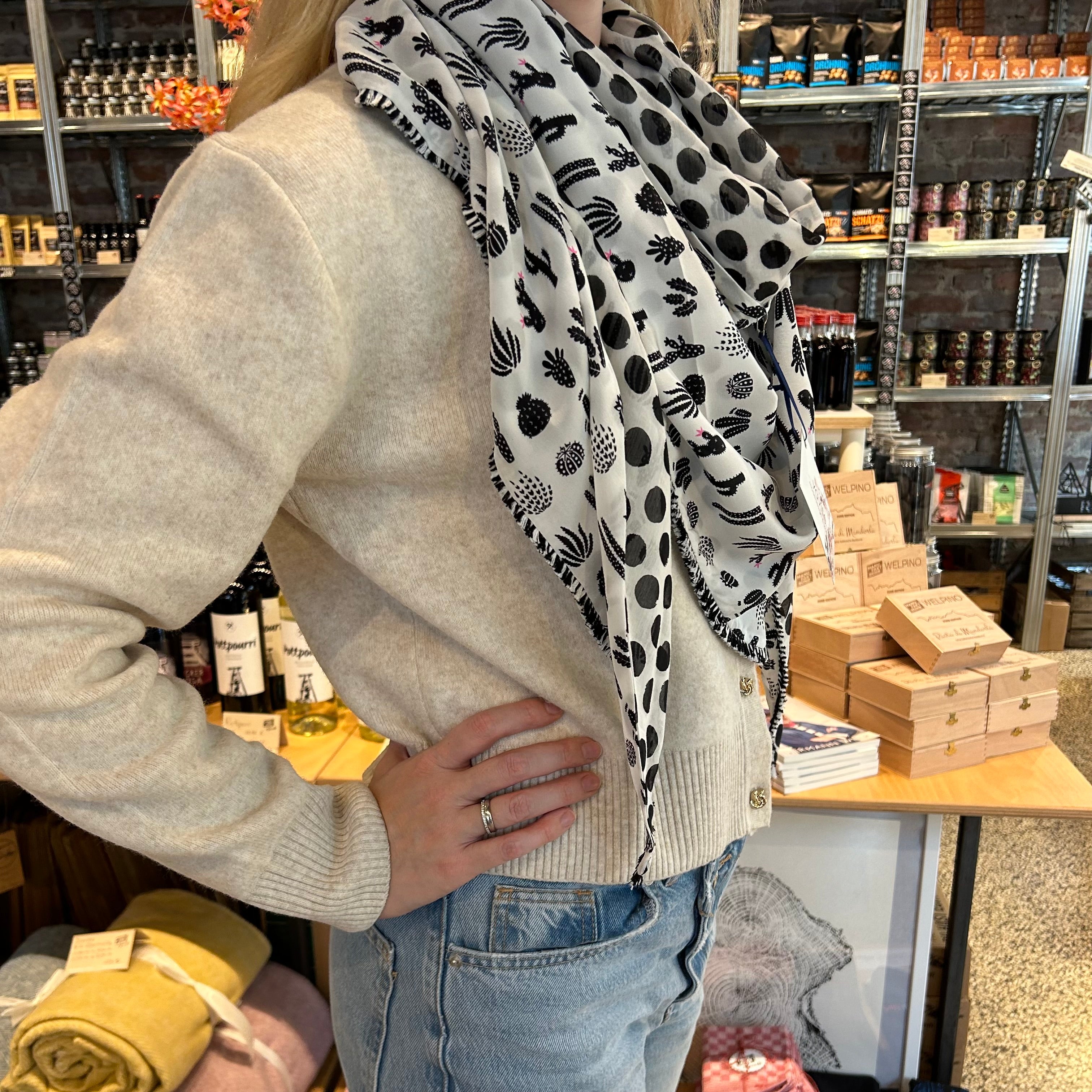 Bunte Damen-Tücher von Vavite in verschiedenen Designs und Farben – leichte, modische Accessoires aus hochwertigem Stoff, ideal als Halstuch, Schal oder modisches Highlight für jedes Outfit. Perfekt für Frühling, Sommer, Herbst und Winter.