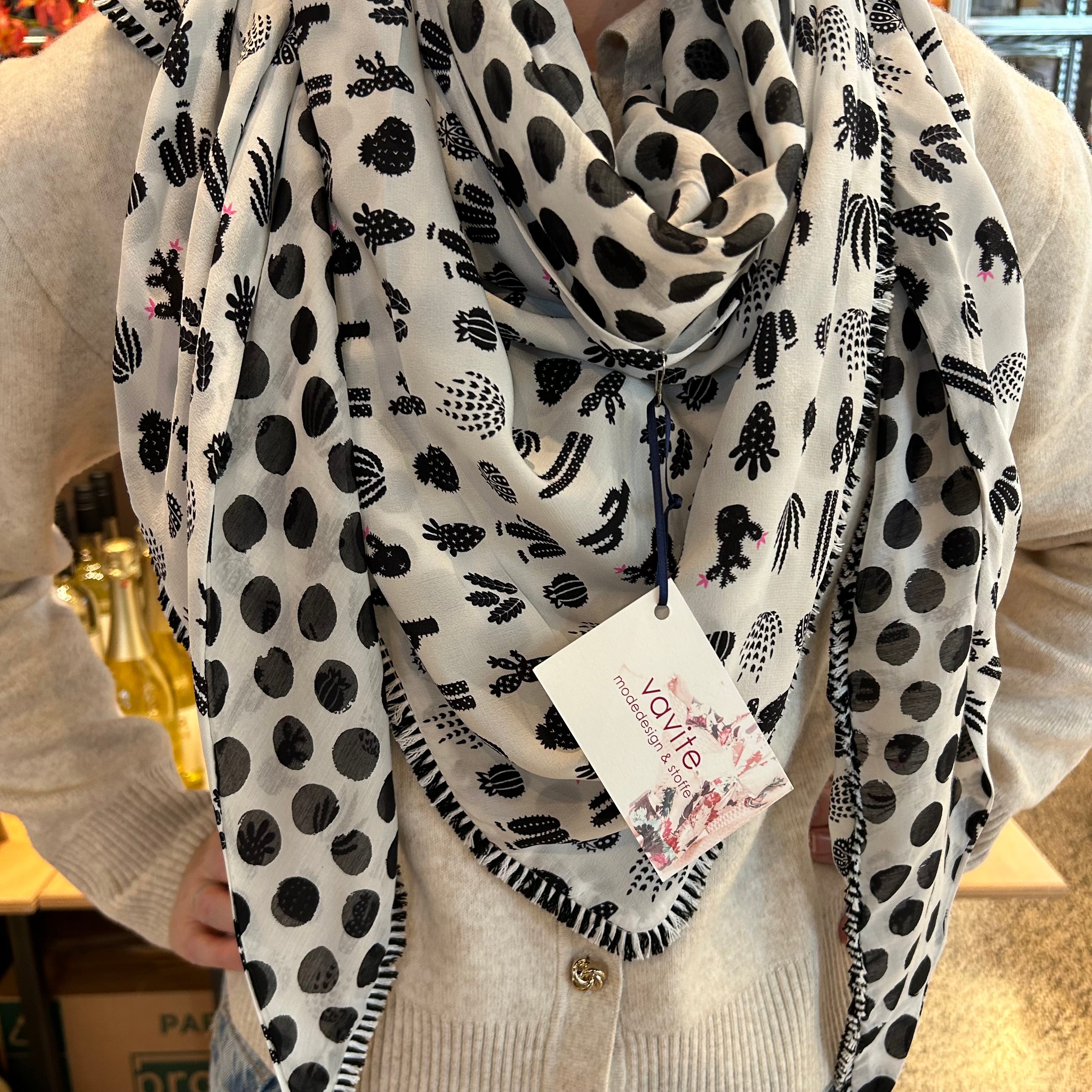 Bunte Damen-Tücher von Vavite in verschiedenen Designs und Farben – leichte, modische Accessoires aus hochwertigem Stoff, ideal als Halstuch, Schal oder modisches Highlight für jedes Outfit. Perfekt für Frühling, Sommer, Herbst und Winter.