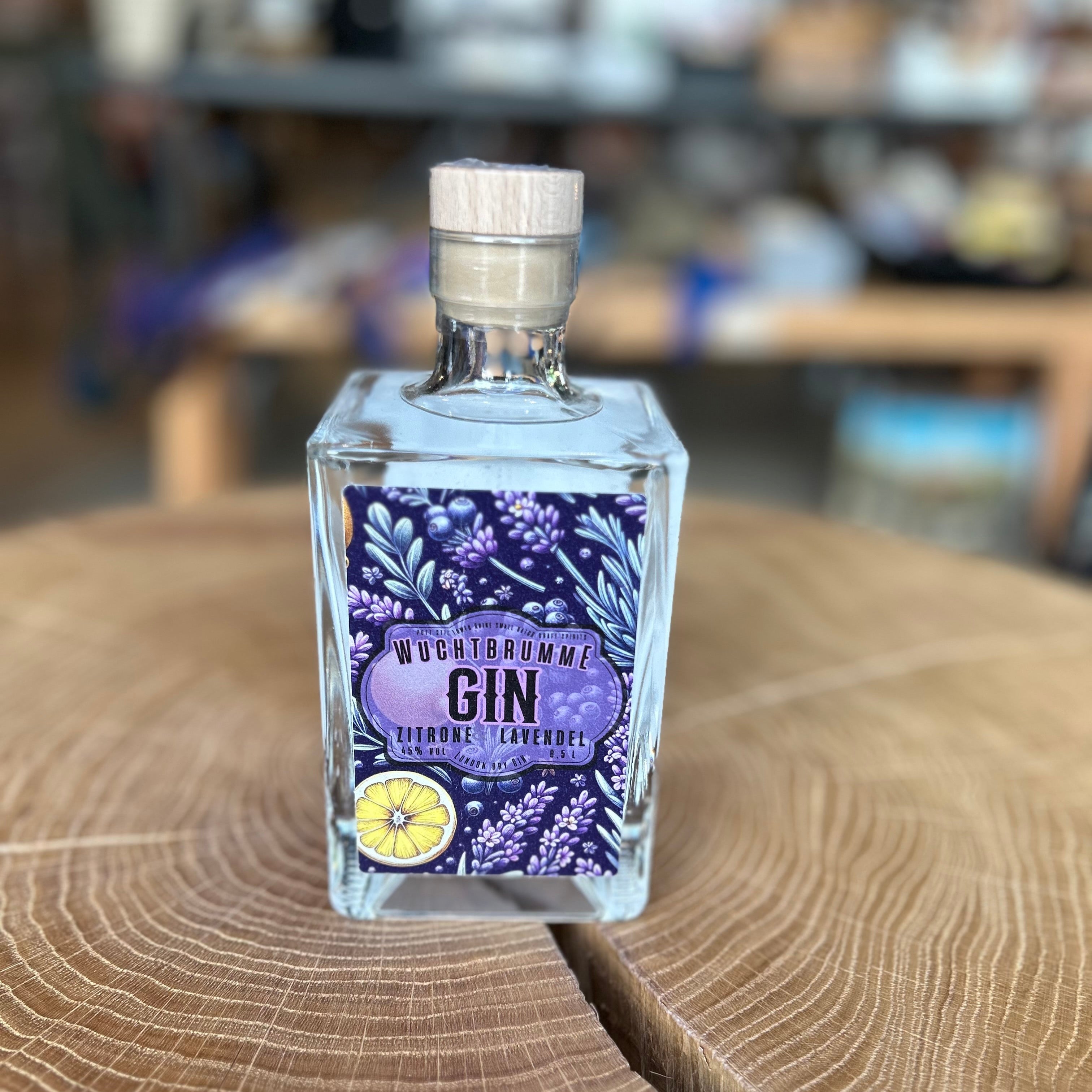 Wuchtbrumme Gin Zitrone Lavendel in quadratischer Glasflasche, 45% Vol – aromatischer Premium Gin mit frischer Zitrone und feinem Lavendel, präsentiert auf Holztisch.