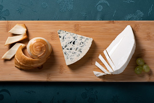 Verschiedene Käsesorten auf einem Holzbrett