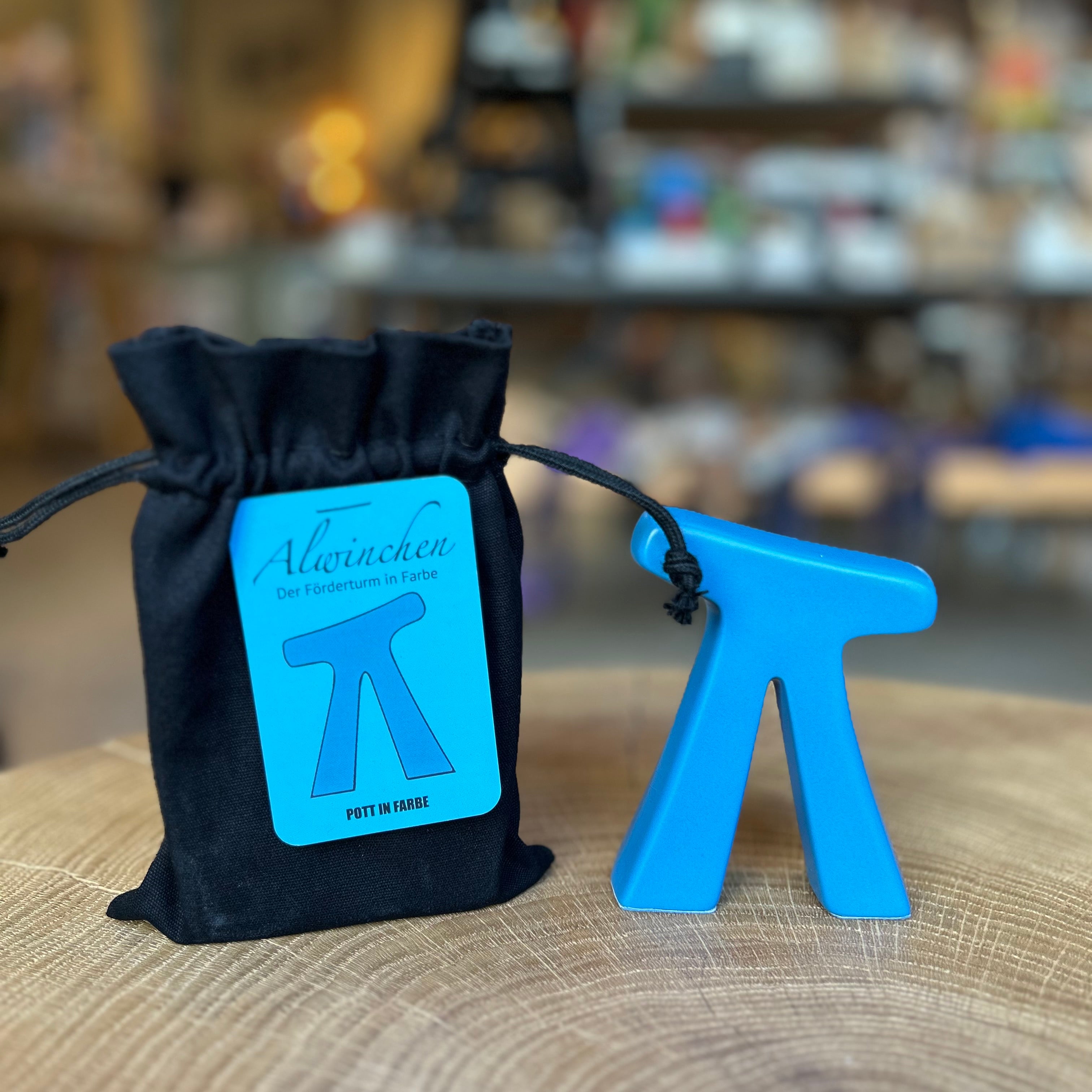 Alwinchen Special Edition Blau – Miniatur Förderturm aus dem Ruhrgebiet, modernes Deko- und Sammlerstück im schwarzen Stoffbeutel mit Label „Der Förderturm in Farbe“ von Pott in Farbe