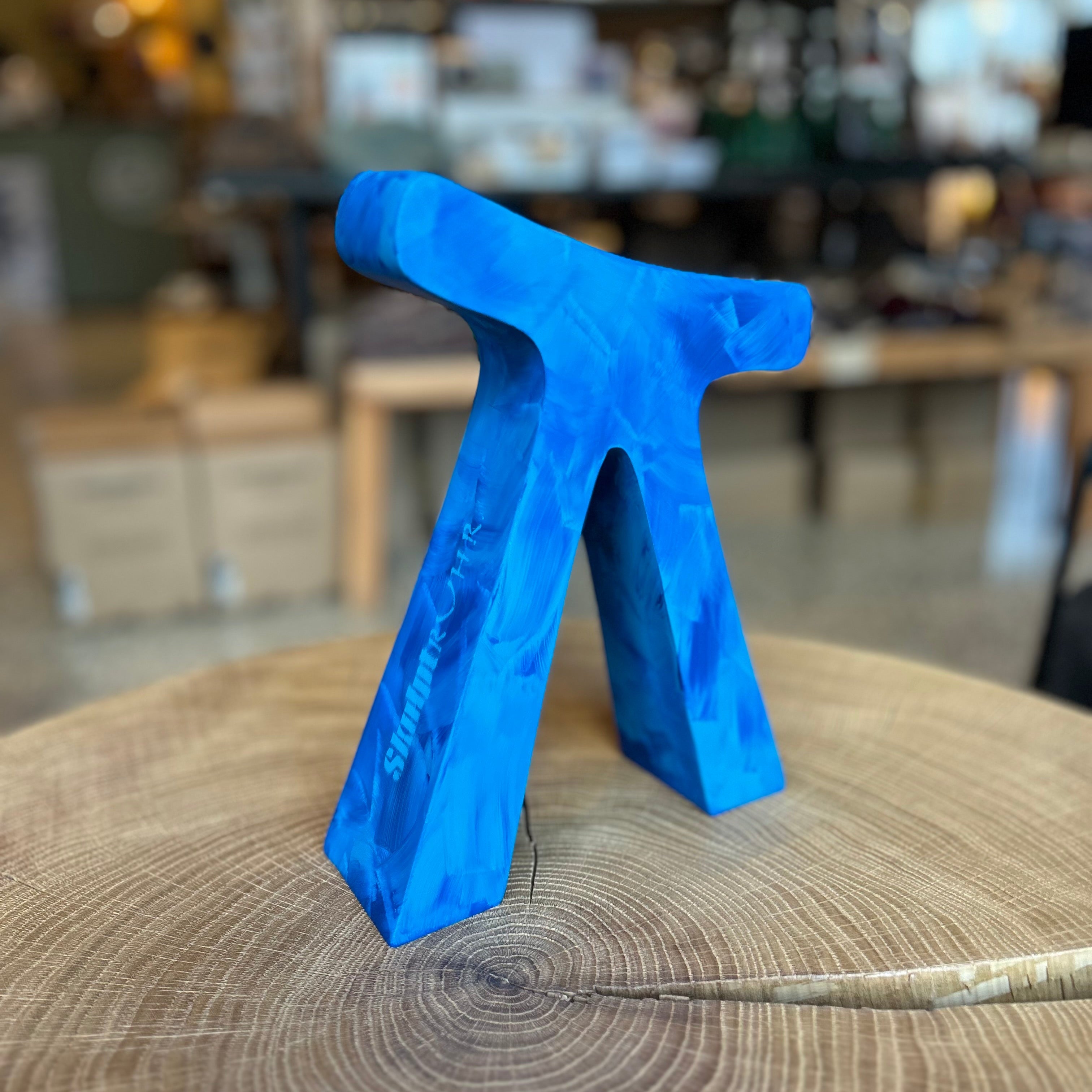 Skulptur „Alwinchen“ in großer Ausführung, auf einem runden Holztisch im Laden präsentiert. Moderne Dekofigur. Ideal als Geschenk, Wohnaccessoire oder Ruhrgebiets-Souvenir.