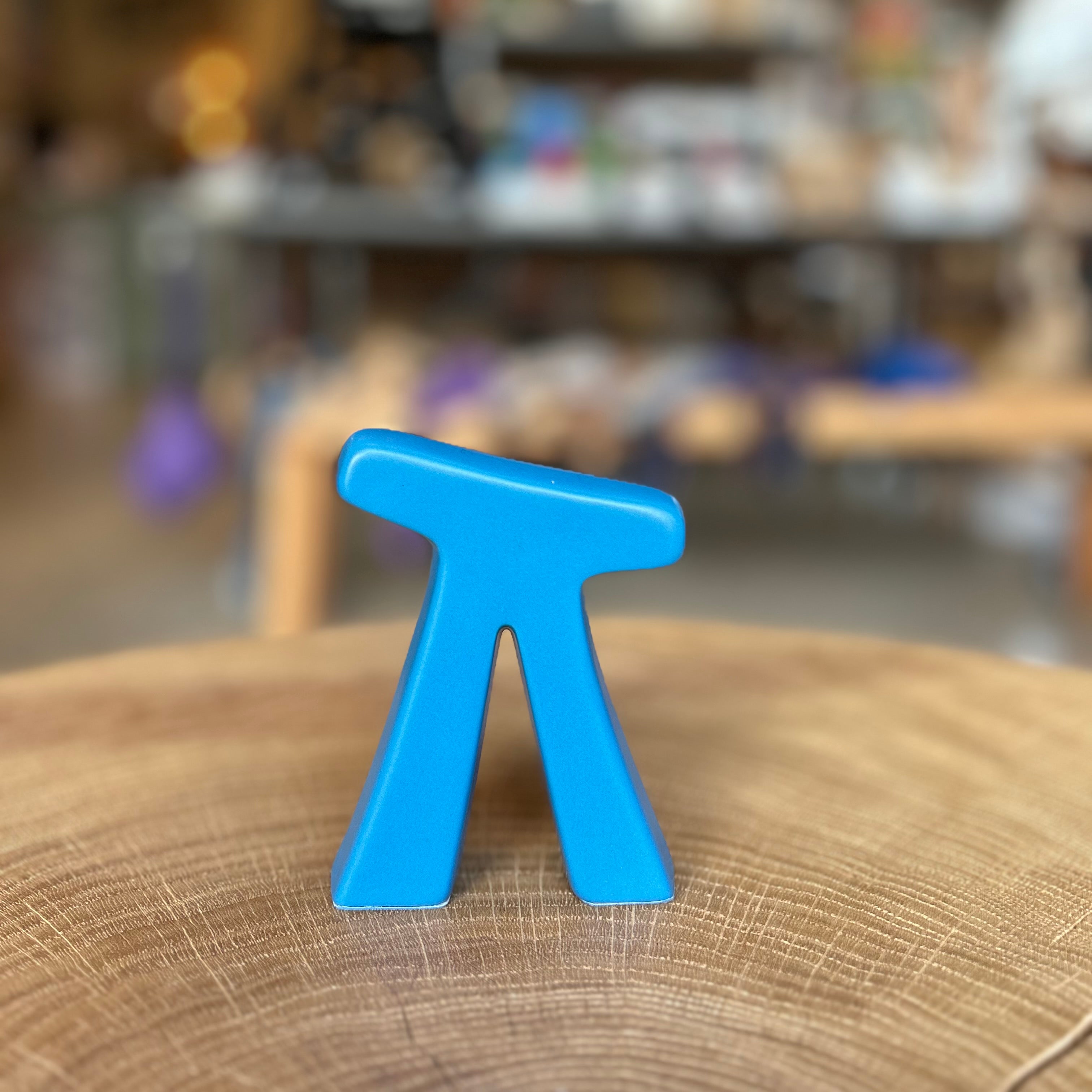 Alwinchen Special Edition Blau – Miniatur Förderturm aus dem Ruhrgebiet, modernes Deko- und Sammlerstück im schwarzen Stoffbeutel mit Label „Der Förderturm in Farbe“ von Pott in Farbe