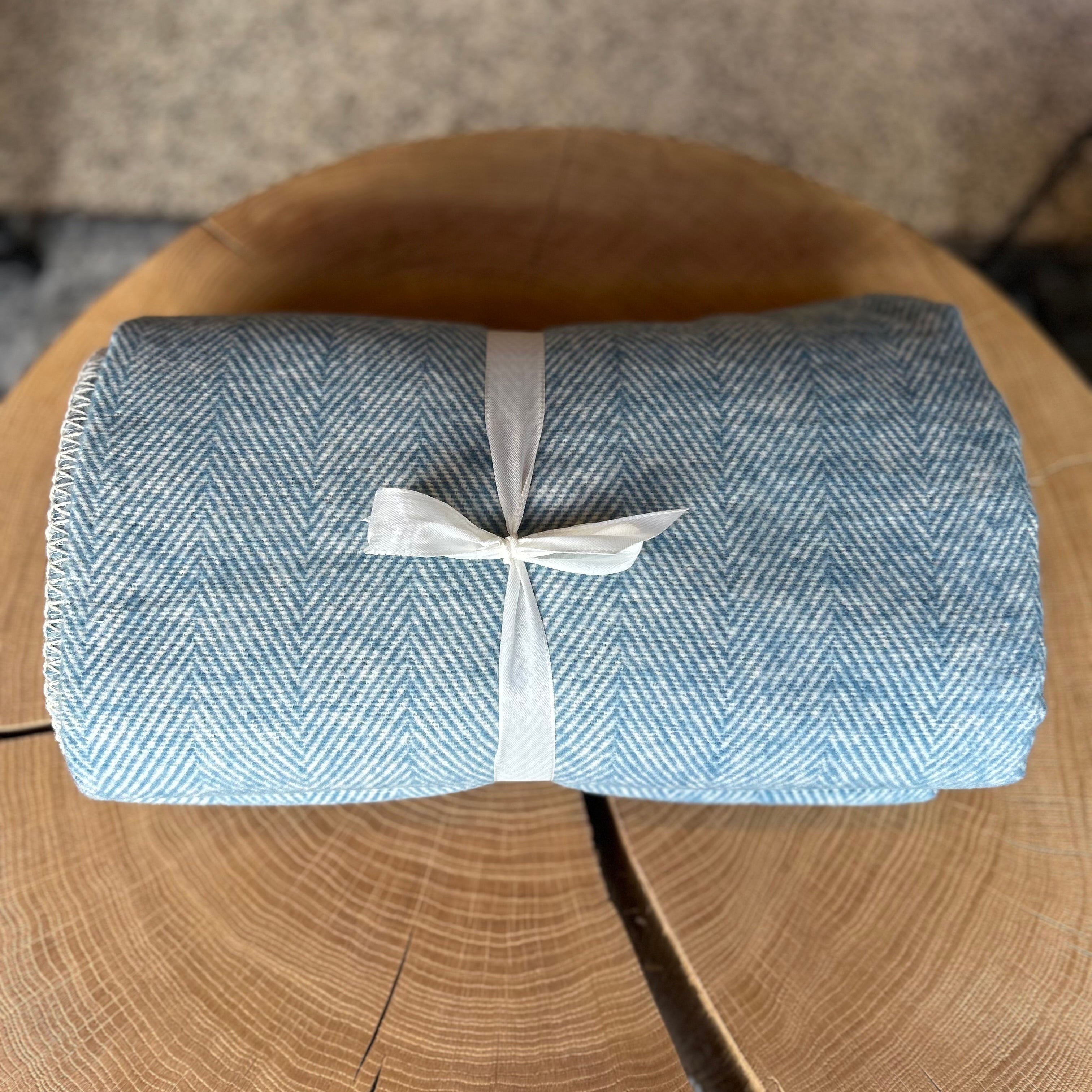 Weiche blaue Decke aus 100 % Bio-Baumwolle – nachhaltige Kuscheldecke mit zartem Fischgrätenmuster, umweltfreundlich hergestellt, ideal für Sofa, Bett oder Babyzimmer, hautfreundlich und waschbar.