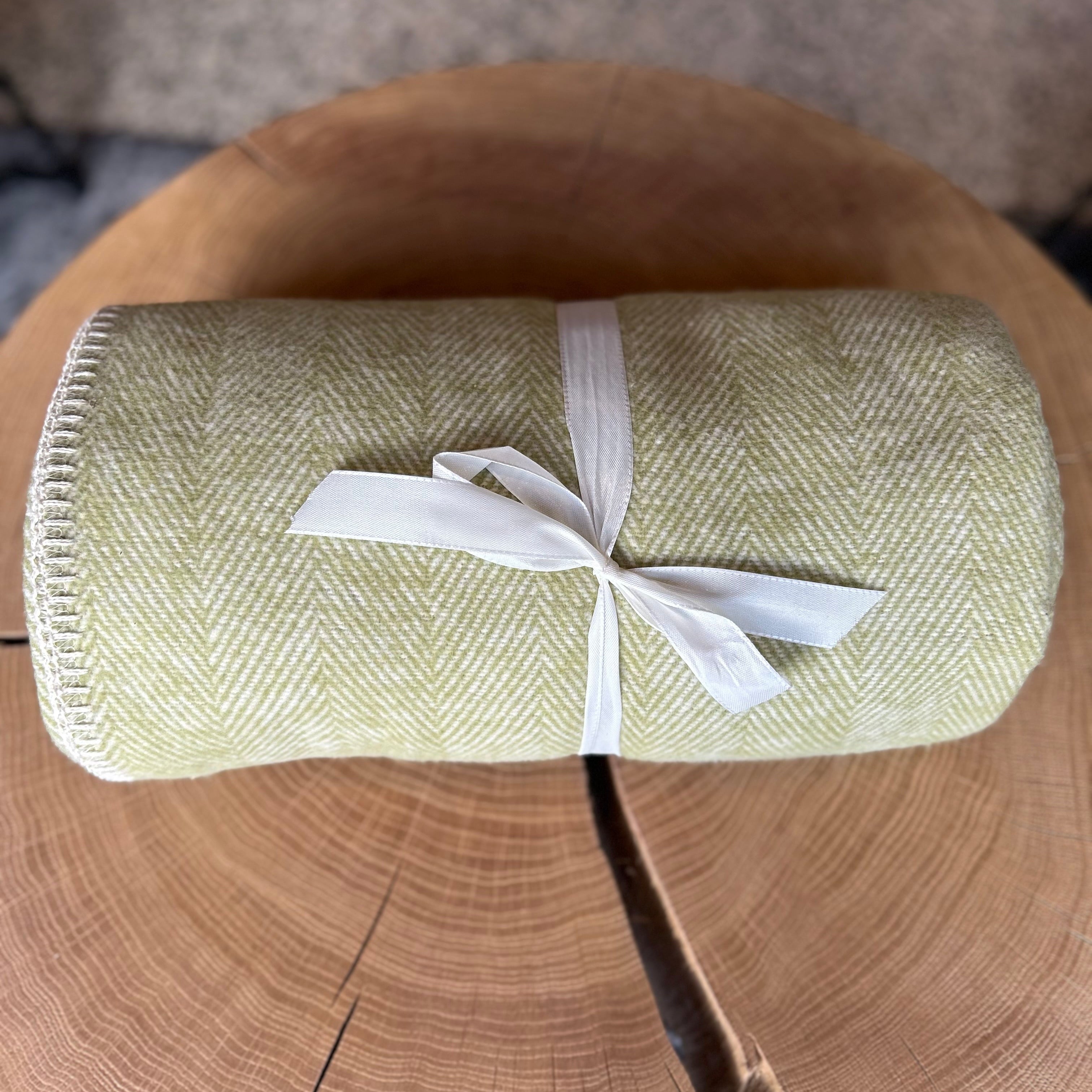 Weiche grüne Decke aus 100 % Bio-Baumwolle – nachhaltige Kuscheldecke mit zartem Fischgrätenmuster, umweltfreundlich hergestellt, ideal für Sofa, Bett oder Babyzimmer, hautfreundlich und waschbar.