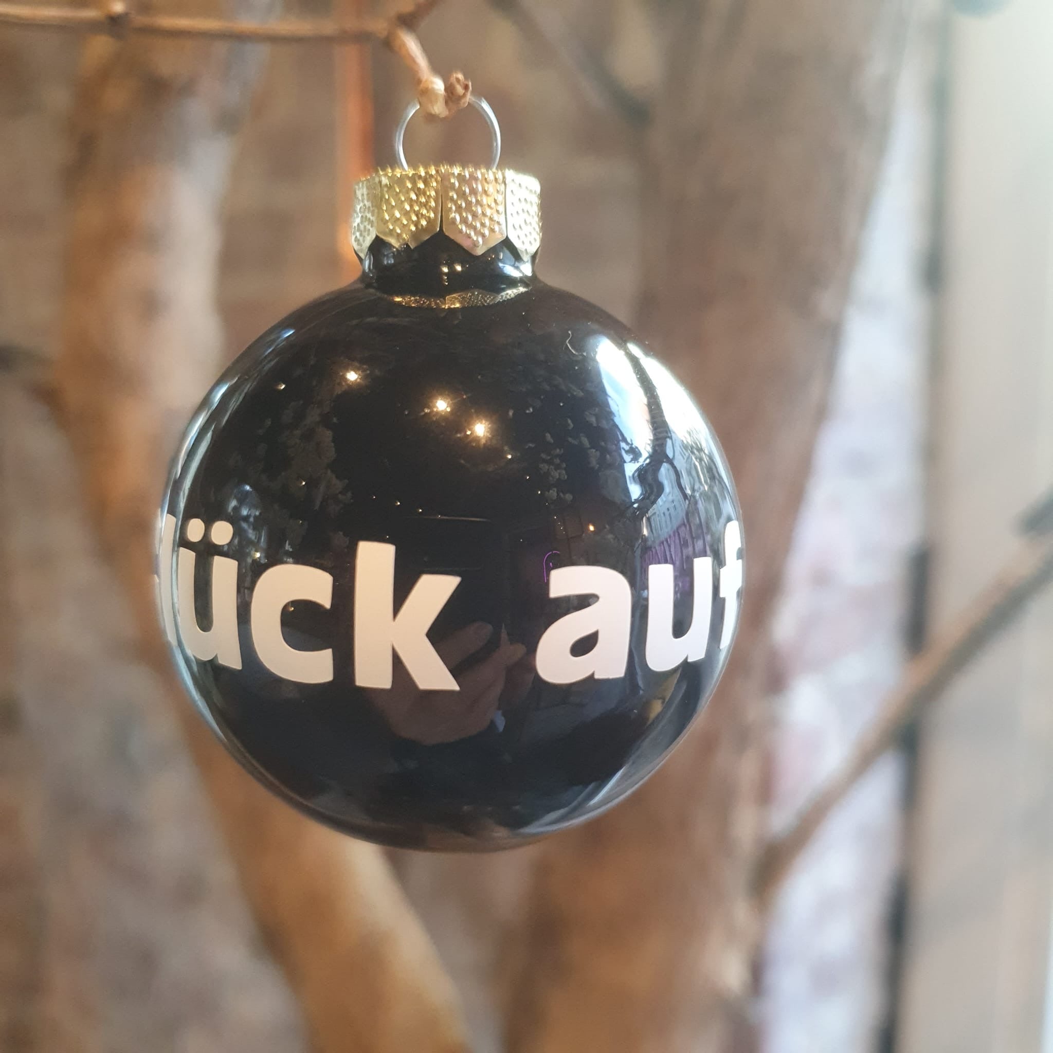 Ruhrpott Weihnachtskugel ‚Glück auf‘ – schwarze matte Glaskugel mit weißer Aufschrift, Bergbau-Design aus dem Ruhrgebiet. Erhältlich in verschiedenen Varianten: matt, glänzend. Perfekt als Geschenk oder Weihnachtsdeko für Ruhrpott-Fans.