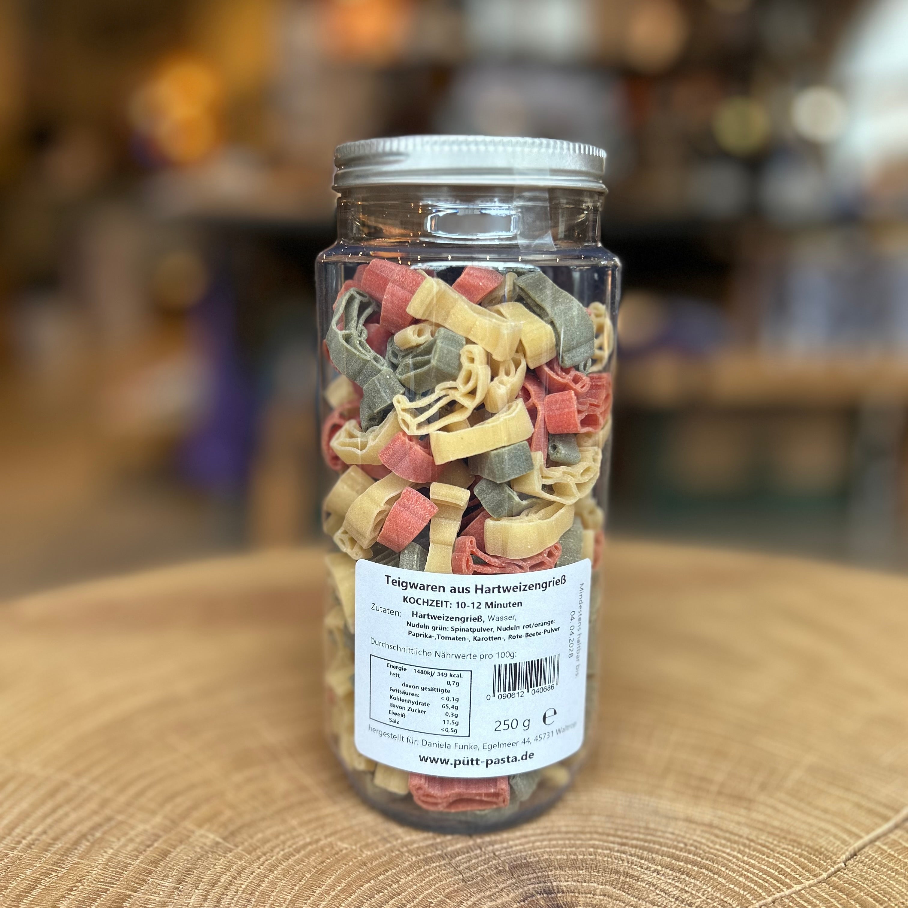 Golfer Pasta 250 g im nachhaltigen PET-Glas von Pütt Pasta – bunte Nudeln aus Hartweizengrieß in Golfer-Form, hergestellt in Deutschland. Perfekte Geschenkidee für Golf-Fans und Feinschmecker, handgemacht mit natürlichen Zutaten wie Spinat, Tomate und Paprika.