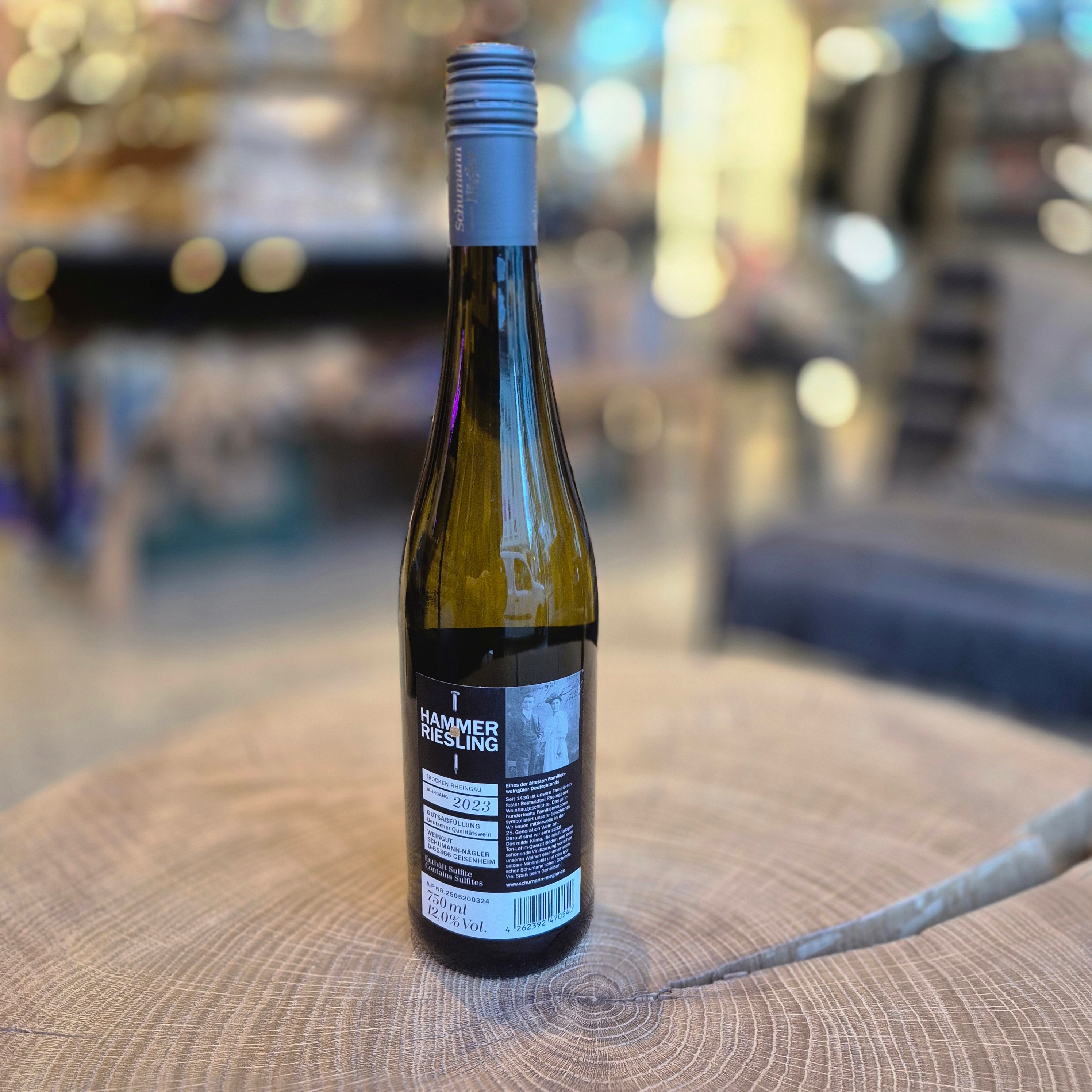 HAMMER Riesling aus dem Rheingau – elegante Weinflasche auf Holztisch, deutscher Weißwein mit fruchtiger Frische und mineralischer Note. Qualitätswein vom Weingut Schlossmühlenhof, ideal zu leichten Gerichten und als Sommerwein