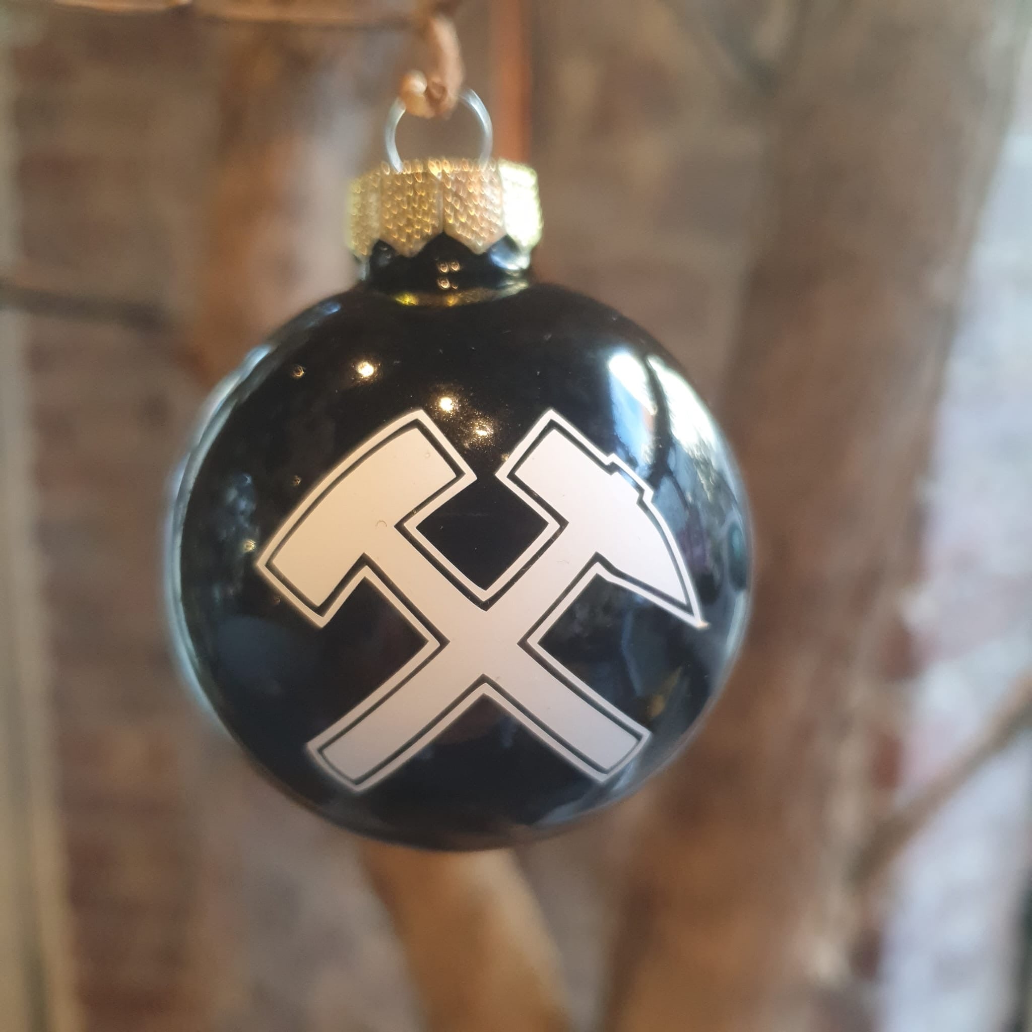 Ruhrpott Weihnachtskugel ‚Schlägel und Eisen‘ – schwarze matte Glaskugel mit weißer Aufschrift, Bergbau-Design aus dem Ruhrgebiet. Erhältlich in verschiedenen Varianten: matt, glänzend. Perfekt als Geschenk oder Weihnachtsdeko für Ruhrpott-Fans.