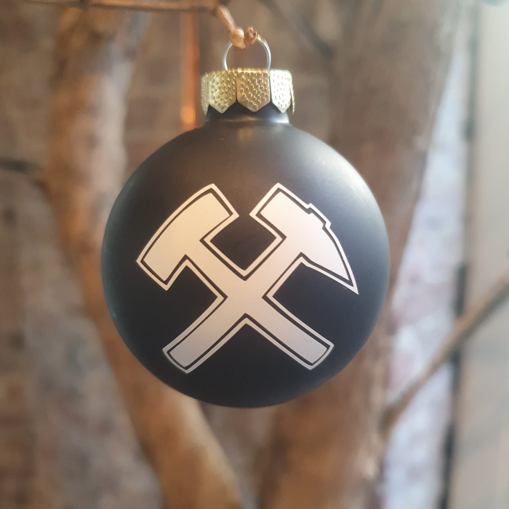 Ruhrpott Weihnachtskugel ‚Schlägel und Eisen‘ – schwarze matte Glaskugel mit weißer Aufschrift, Bergbau-Design aus dem Ruhrgebiet. Erhältlich in verschiedenen Varianten: matt, glänzend. Perfekt als Geschenk oder Weihnachtsdeko für Ruhrpott-Fans.