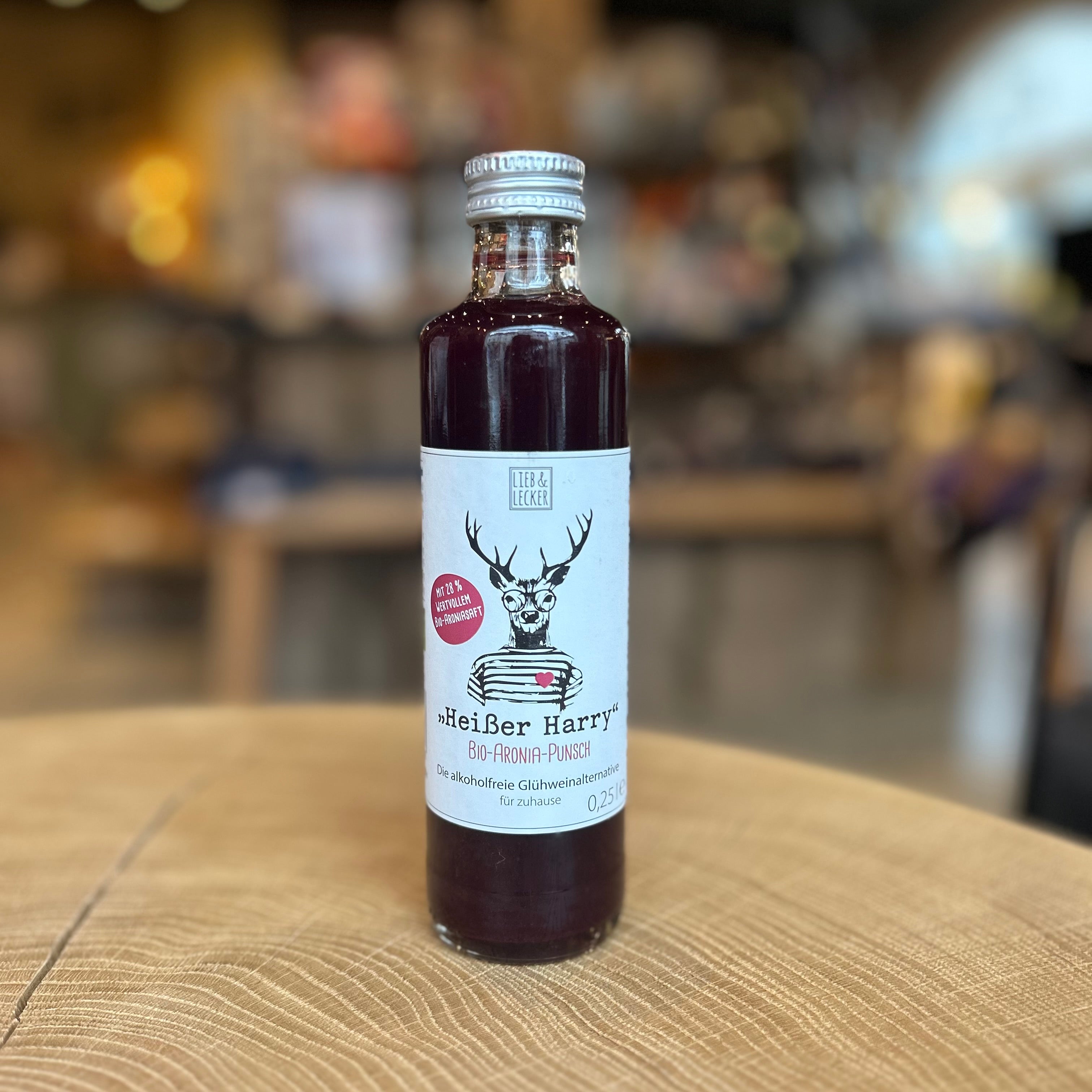 Kleine 0,25-l-Flasche „Heißer Harry“ Bio-Aronia-Punsch von Lieb & Lecker. Alkoholfreier Winterpunsch für zuhause, ideal für Kinder und Erwachsene.