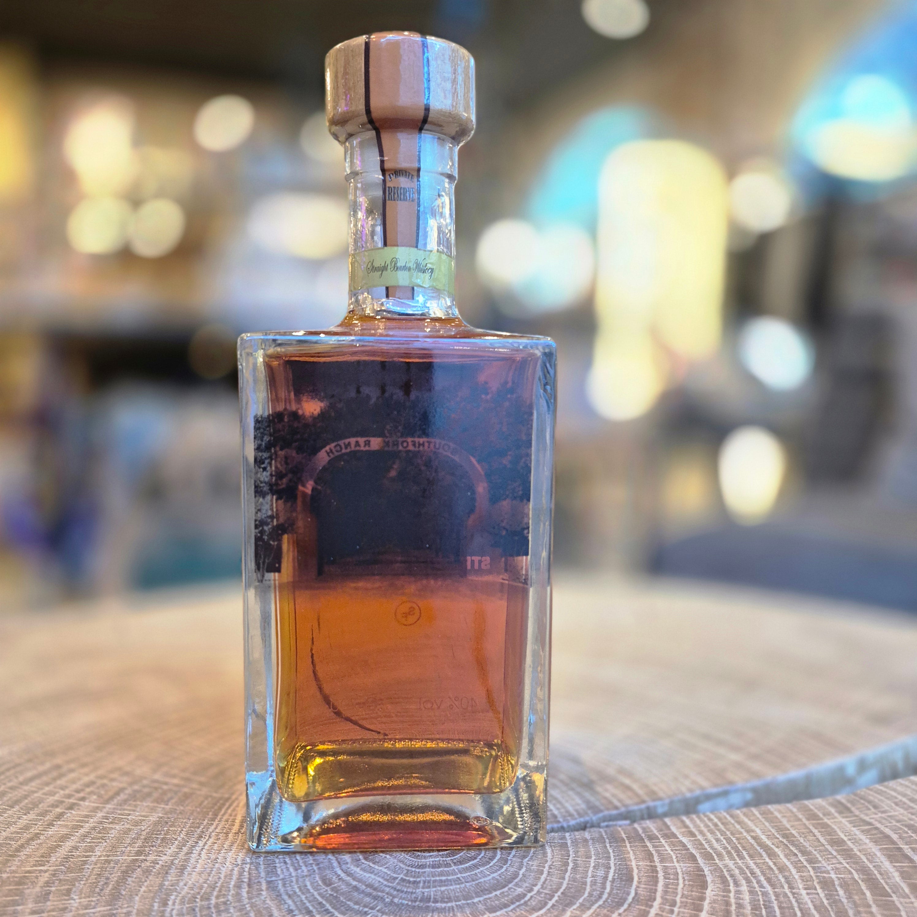 J.R. Ewing Straight Bourbon Whiskey – edle 0,7l Flasche mit 40 % Vol., vier Jahre gereift. Amerikanischer Premium-Bourbon mit weichem, vollmundigem Geschmack und eleganter Verpackung. Ideal für Whiskey-Liebhaber und Sammler.