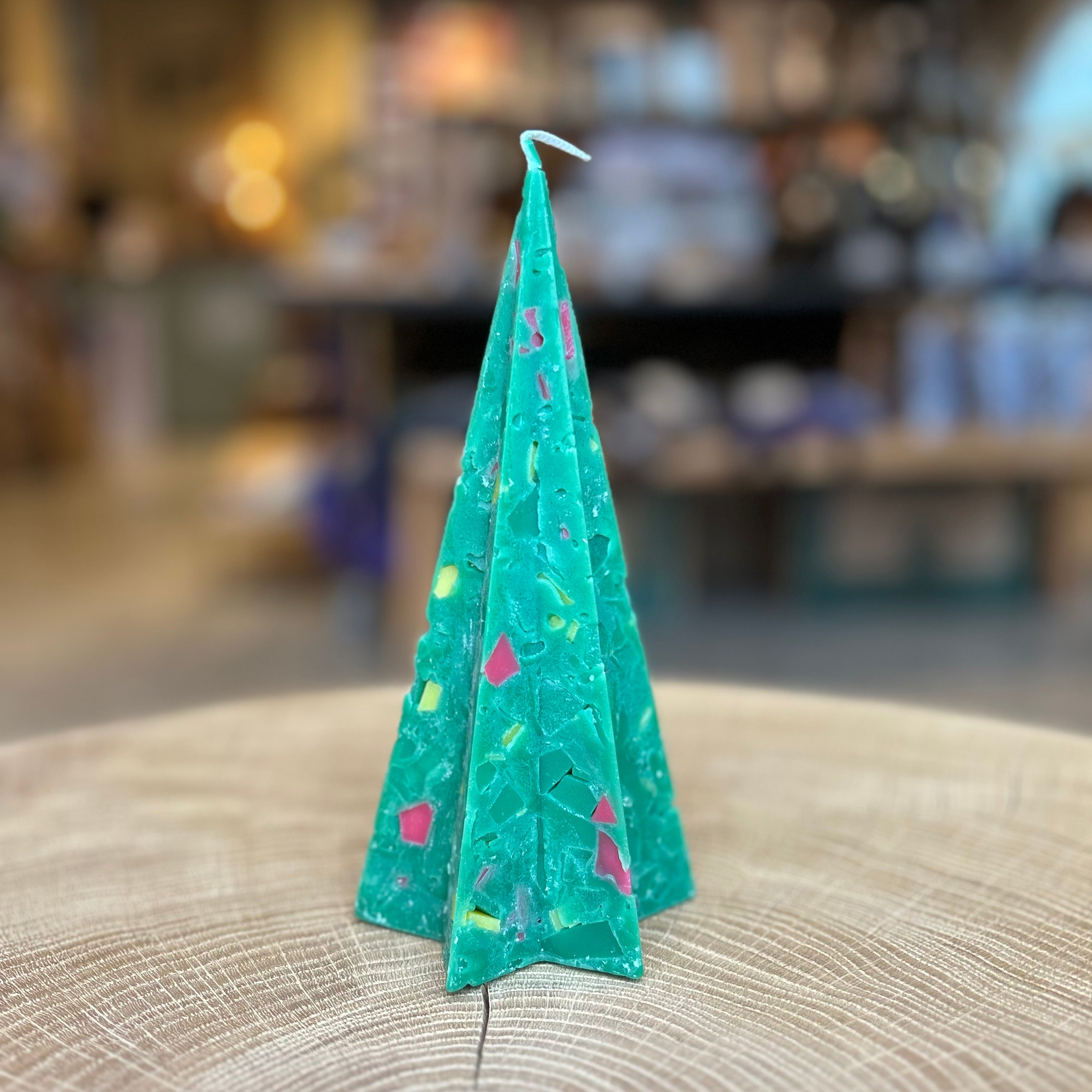 Handgefertigte Kerze Tannenbaum Stern von Franz Sales Werkstätten – grüne Weihnachtskerze mit bunten Wachseinschlüssen in sternförmigem Design, festliche Deko und nachhaltiges Geschenk zu Weihnachten