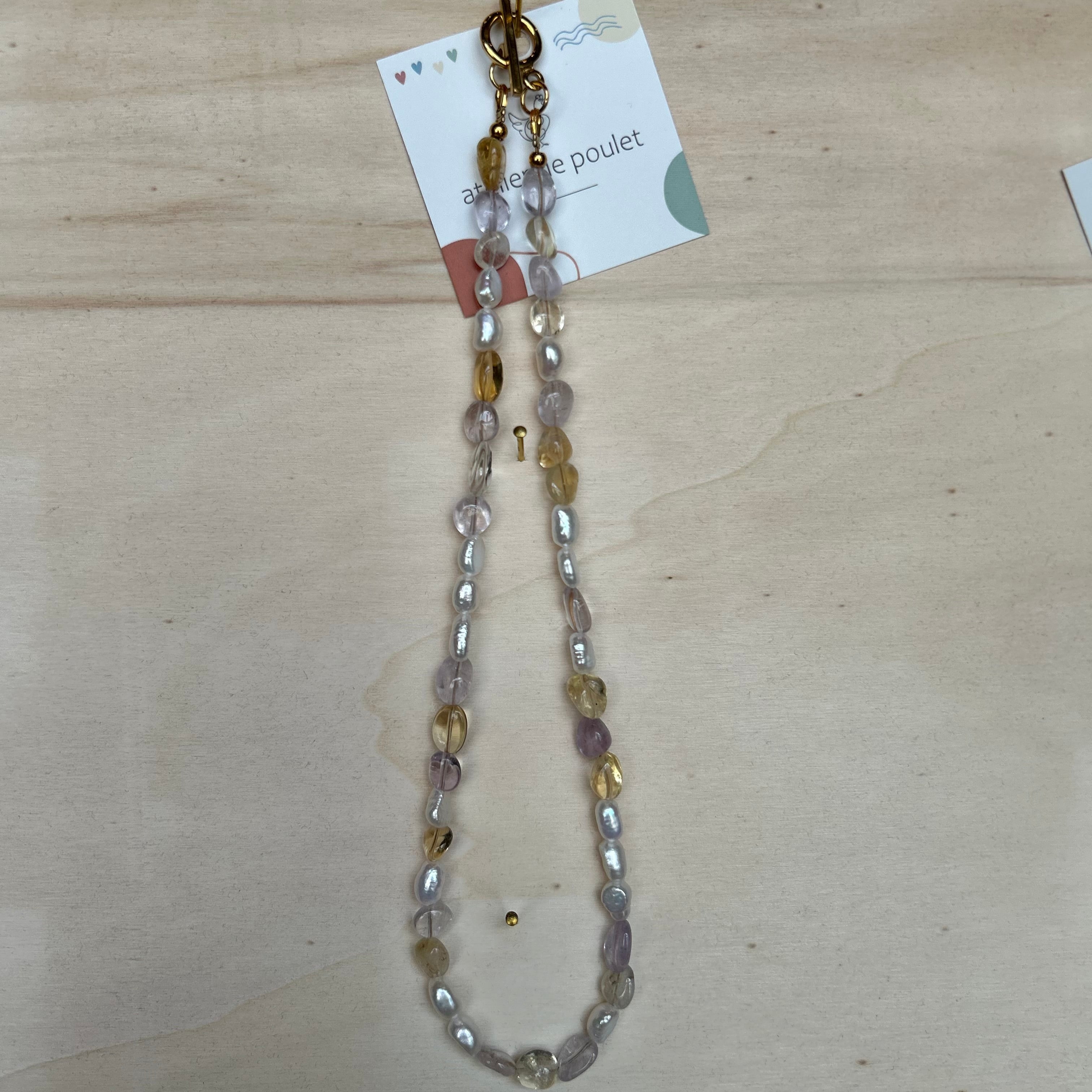 Handgemachte Perlenkette von atelier de poulet – lange Kette mit großen Naturperlen und Edelsteinen in zarten Farben, stilvoller Modeschmuck für Damen, ideal als Geschenk oder Accessoire.