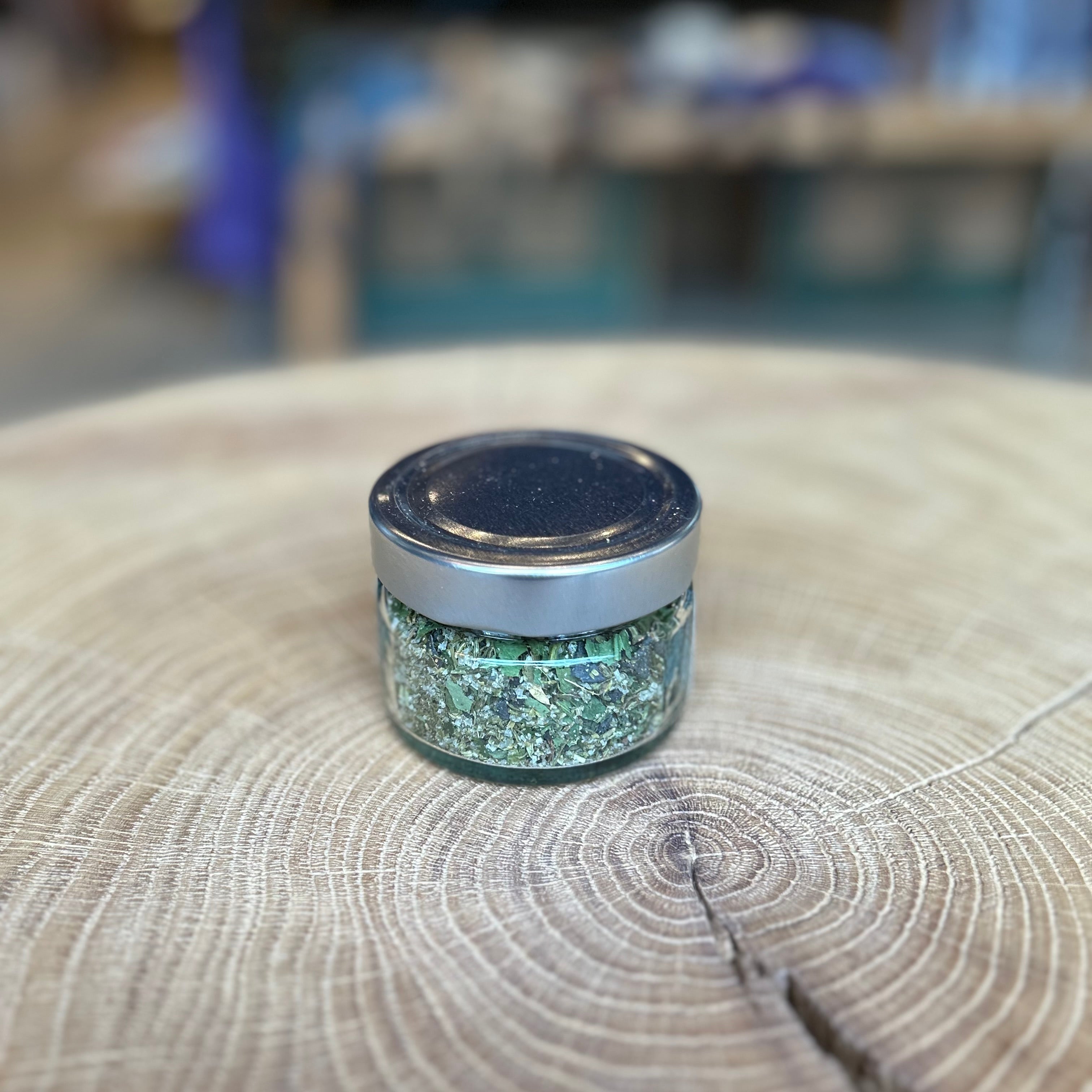 Kräutersalz VONNE HALDE 60g im Glas – handgemachtes Gewürzsalz aus dem Ruhrgebiet mit aromatischen Kräutern wie Petersilie, Thymian und Rosmarin, perfekt zum Würzen von Fleisch, Fisch, Gemüse und Salaten.