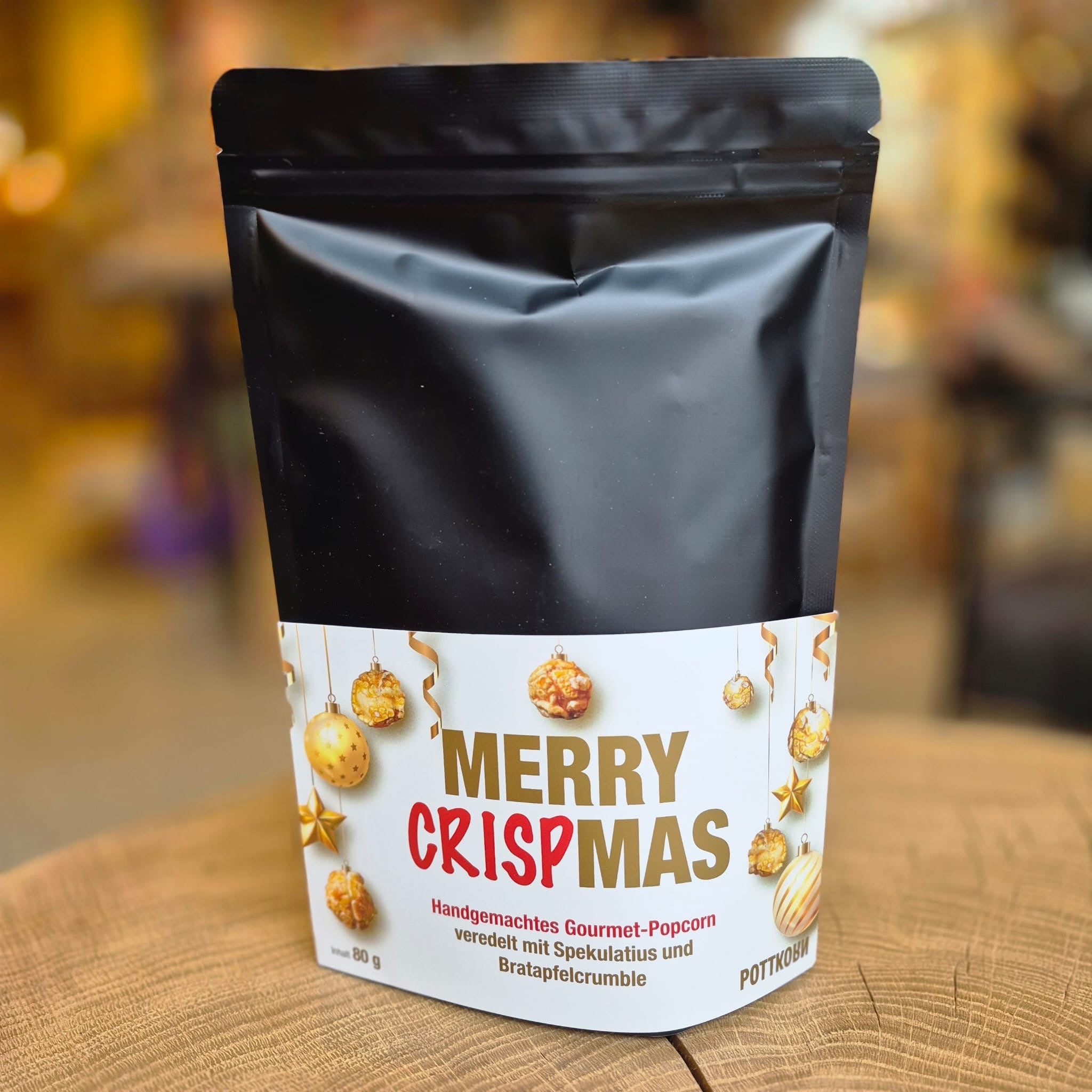 Merry CrispMAS Gourmet-Popcorn von Pottkorn – handgemachtes Popcorn mit Spekulatius und Bratapfelcrumble im edlen schwarzen Beutel. Weihnachtliches Premium-Popcorn, ideal als Geschenk oder Snack zur Adventszeit.