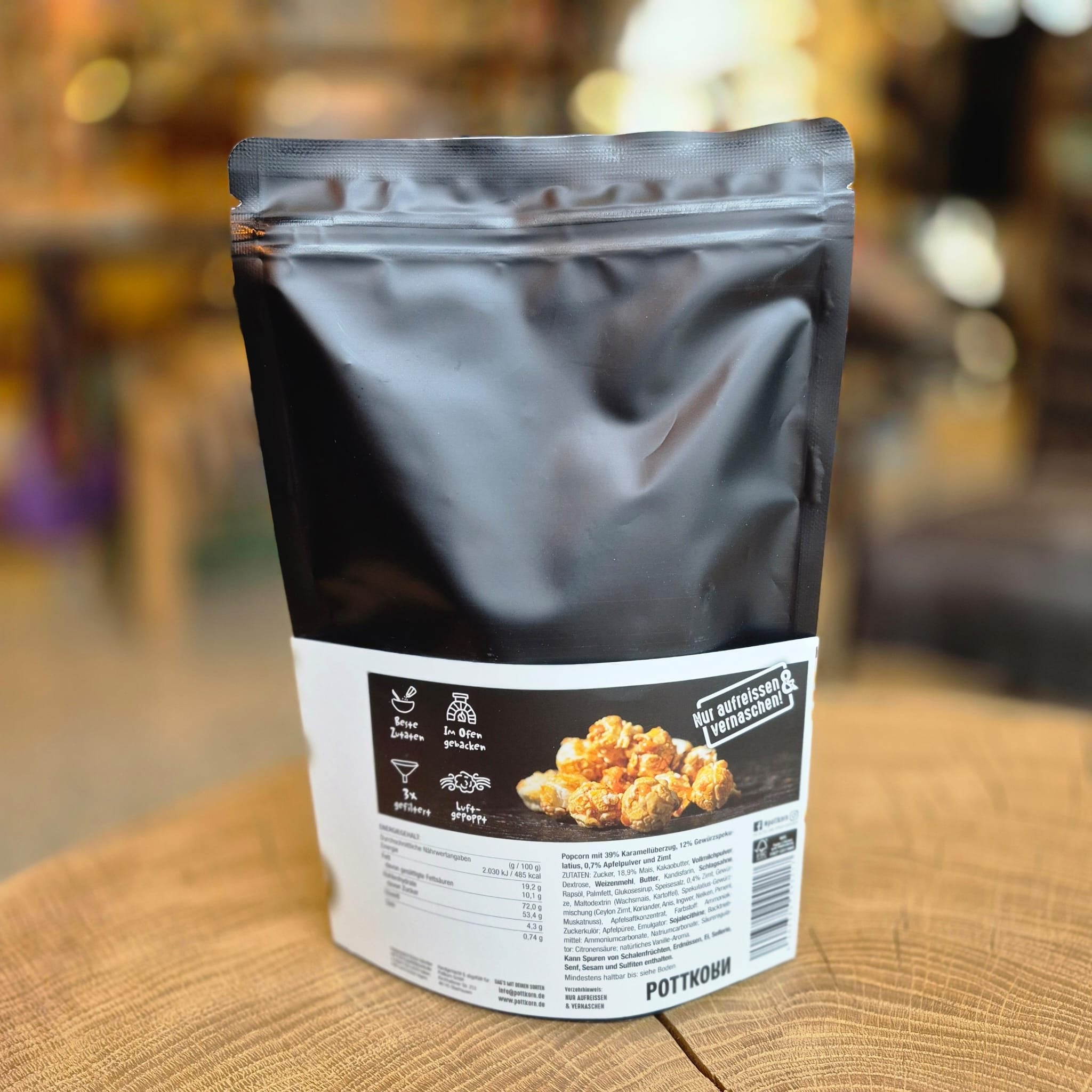 Merry CrispMAS Gourmet-Popcorn von Pottkorn – handgemachtes Popcorn mit Spekulatius und Bratapfelcrumble im edlen schwarzen Beutel. Weihnachtliches Premium-Popcorn, ideal als Geschenk oder Snack zur Adventszeit.
