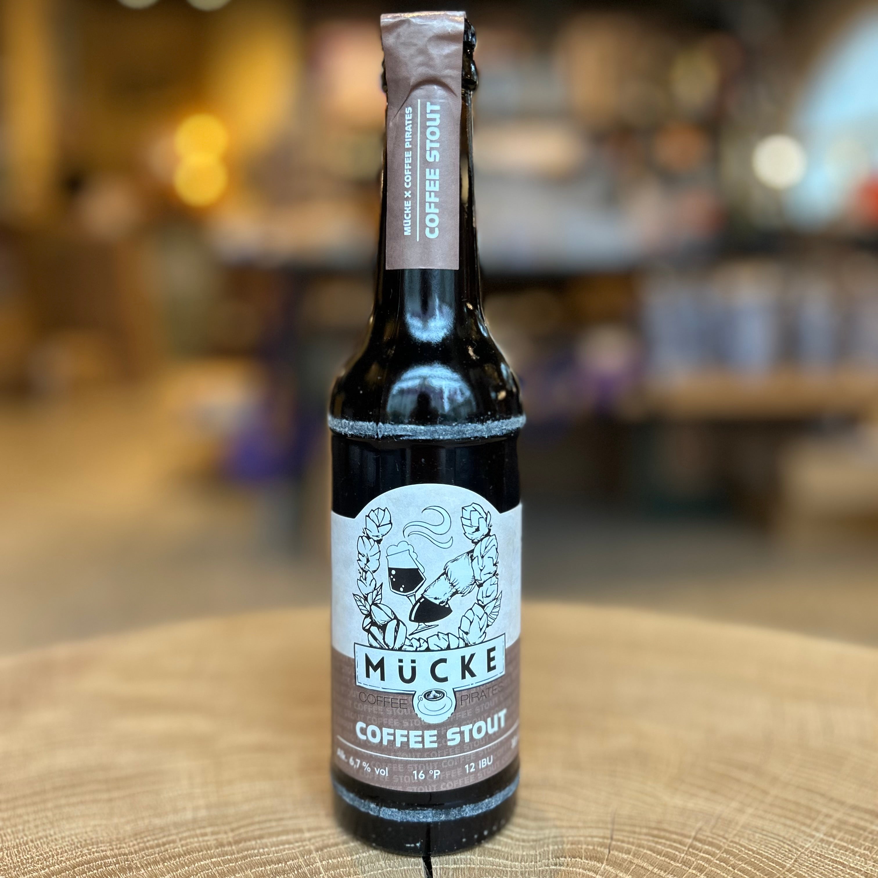 Mücke Coffee Stout Bier 6,7 % vol. – dunkles Craft Beer mit kräftigem Kaffeearoma, gerösteten Malznoten und cremigem Schaum. Handwerklich gebrautes Stout aus Deutschland, ideal für Liebhaber von Kaffee und Bier.