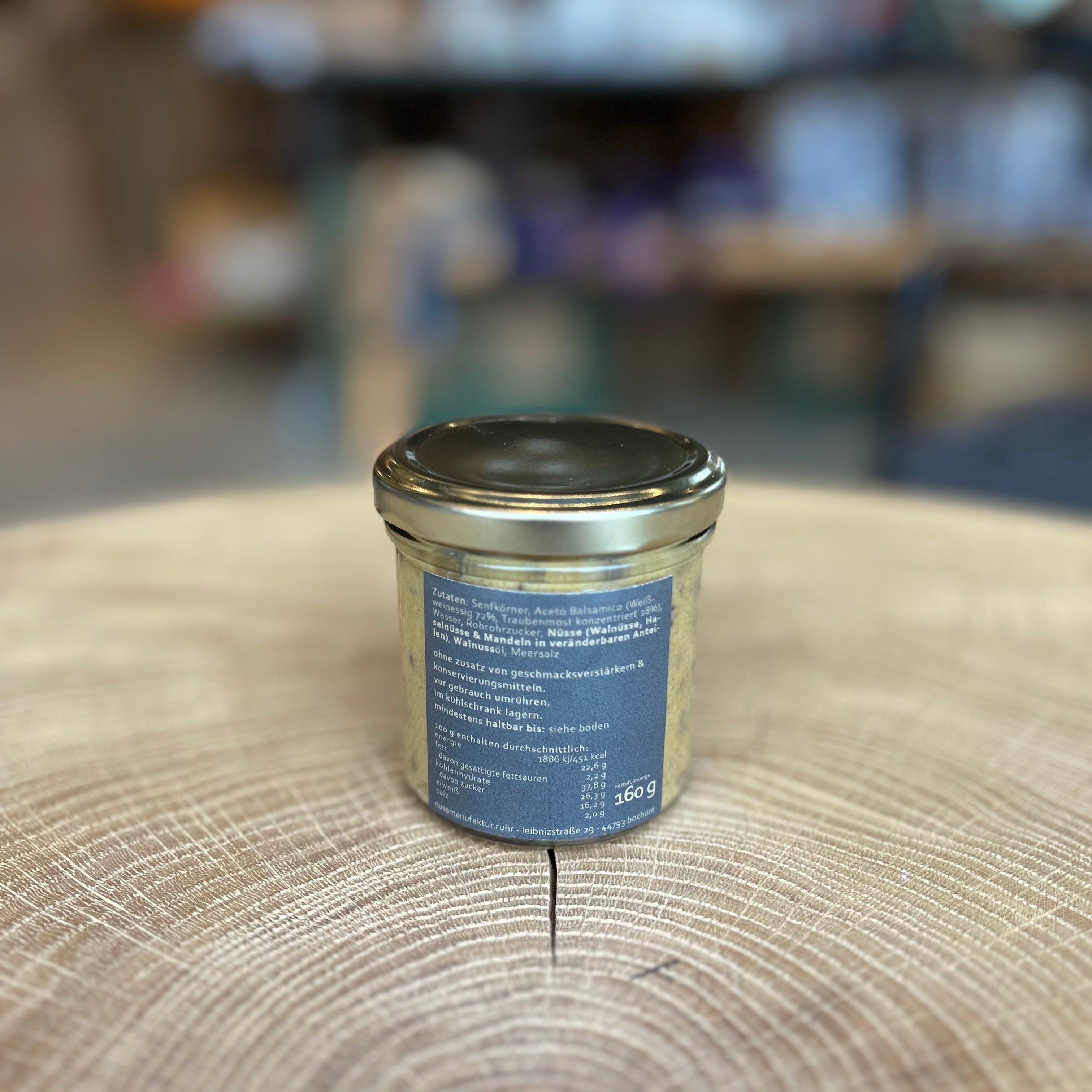 Feinkost Nuss Senf im Glas – cremiger Gourmet-Senf mit aromatischen Nussnoten, handgemacht und ideal zu Käse, Fleisch und Dressings. Hochwertiger Delikatessen-Senf im Schraubglas auf Holztisch.