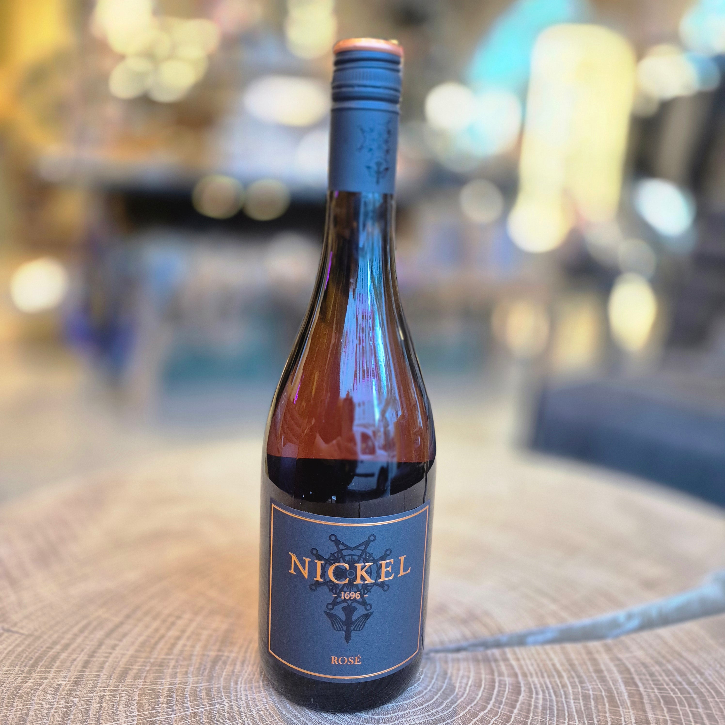 Nickel Rosé 2023 – trockener Roséwein aus der Nahe, Cuvée aus Pinot Noir und Cabernet. Elegante 0,75-l-Flasche mit 12 % vol., fruchtig-frisch mit Noten von Erdbeere und Himbeere. Deutscher Qualitätswein vom Weingut Nickel 1696.