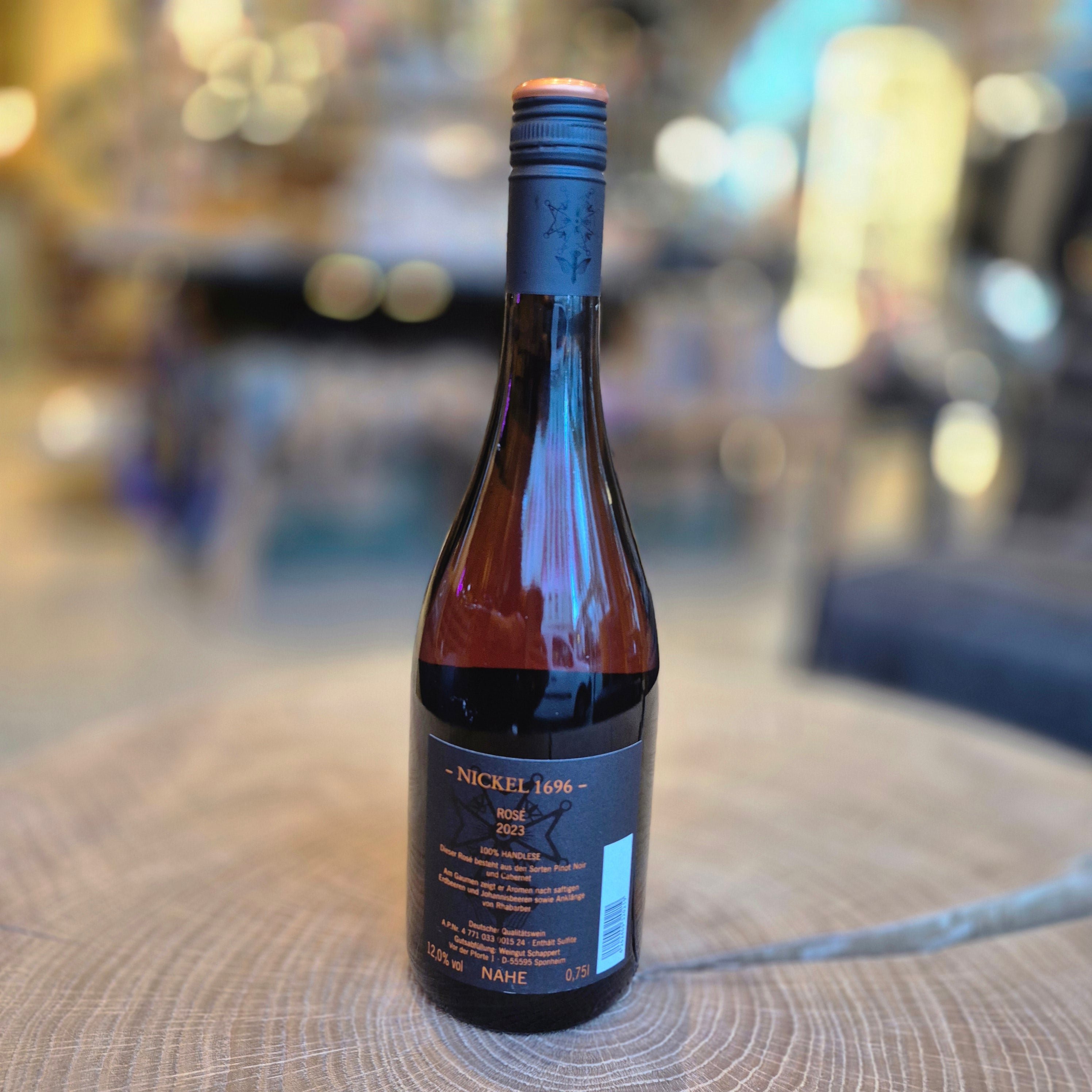 Nickel Rosé 2023 – trockener Roséwein aus der Nahe, Cuvée aus Pinot Noir und Cabernet. Elegante 0,75-l-Flasche mit 12 % vol., fruchtig-frisch mit Noten von Erdbeere und Himbeere. Deutscher Qualitätswein vom Weingut Nickel 1696.