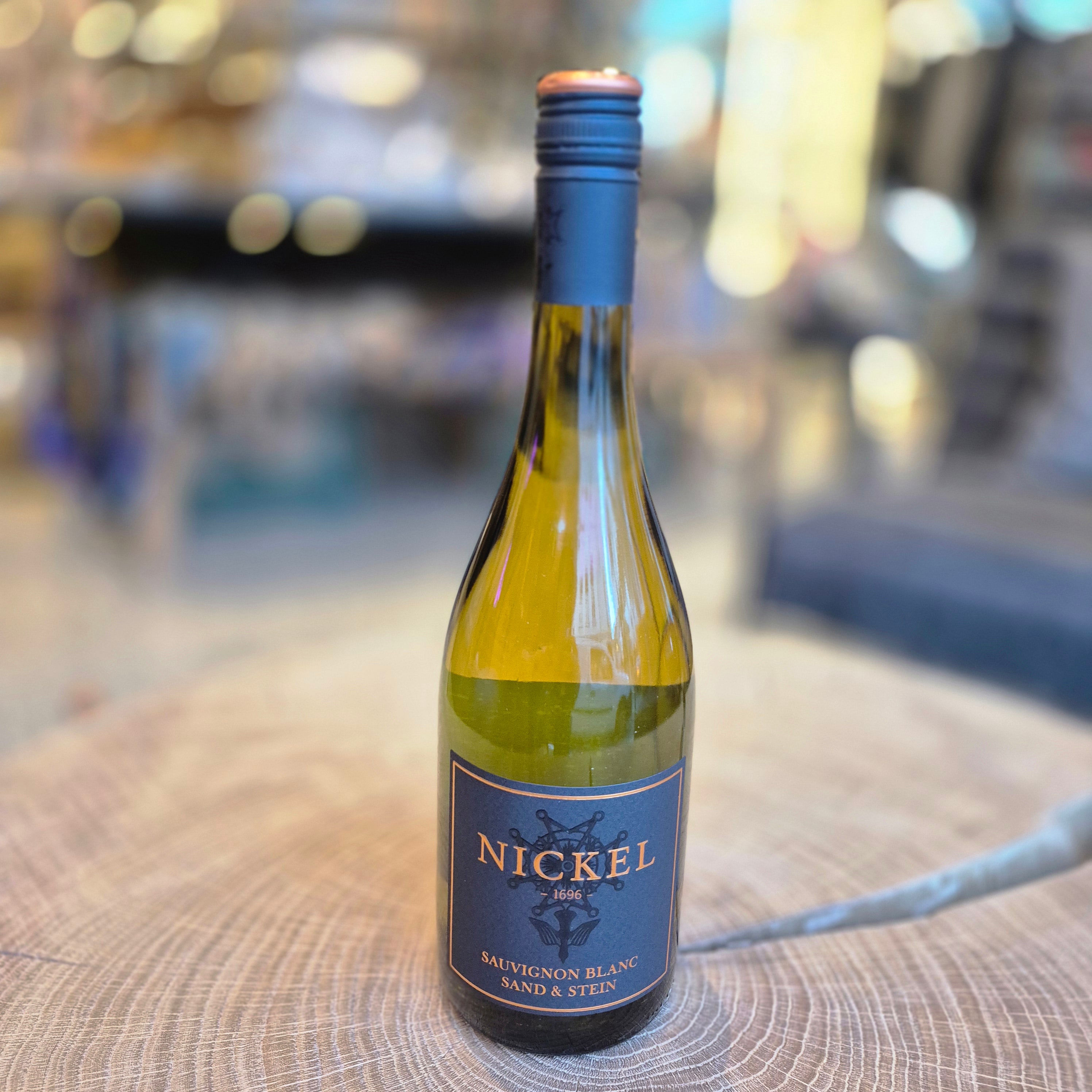 Nickel Sauvignon Blanc Sand & Stein – elegante Weißweinflasche auf Holztisch. Deutscher Sauvignon Blanc mit frischen Zitrusnoten, feiner Mineralität und aromatischer Frucht. Qualitätswein vom Weingut Nickel, ideal zu Fisch, Salaten und leichten Gerichten.