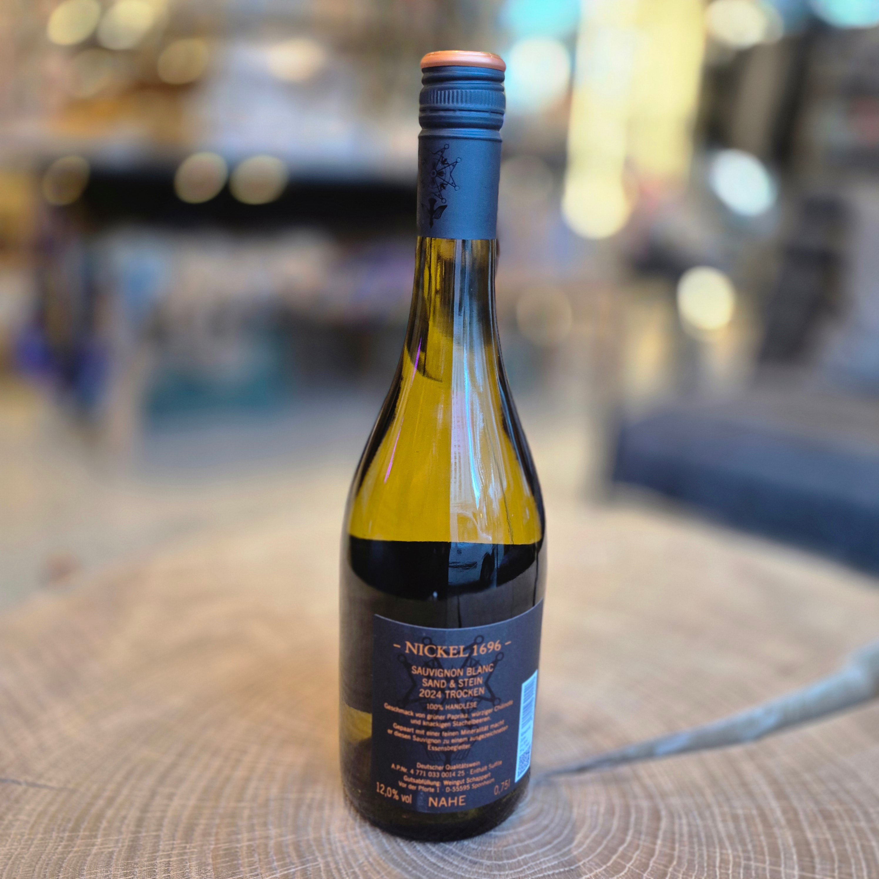 Nickel Sauvignon Blanc Sand & Stein – elegante Weißweinflasche auf Holztisch. Deutscher Sauvignon Blanc mit frischen Zitrusnoten, feiner Mineralität und aromatischer Frucht. Qualitätswein vom Weingut Nickel, ideal zu Fisch, Salaten und leichten Gerichten.