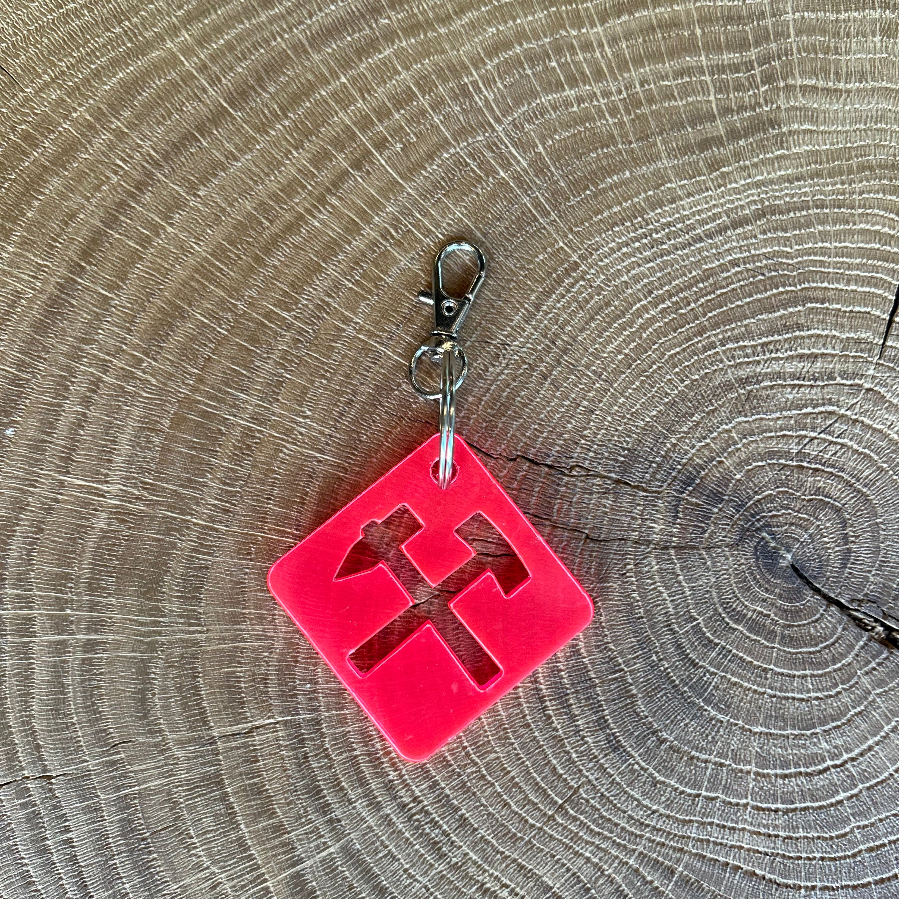 Schlüsselanhänger in Neon Pink mit Hammer und Schlägel