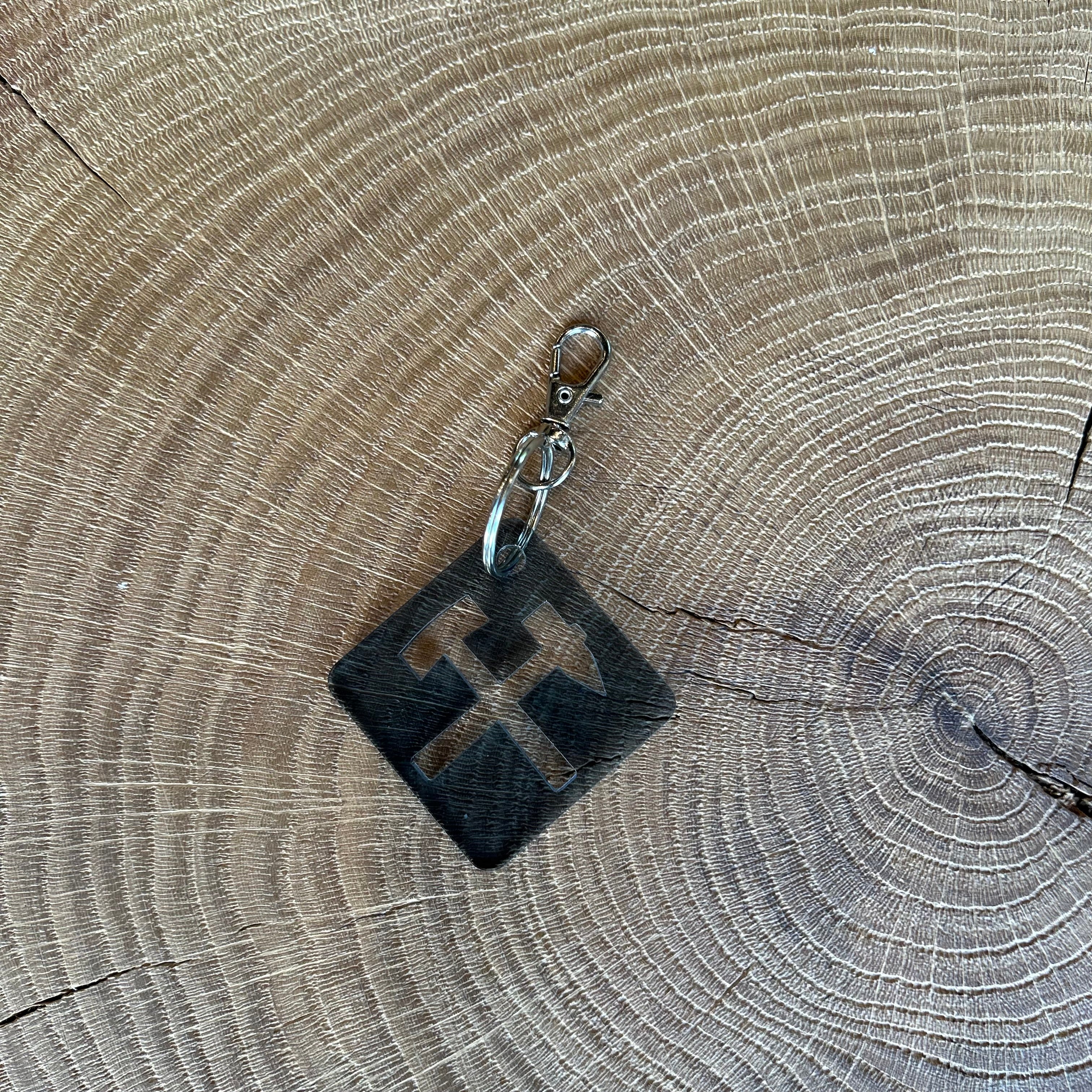 Schlüsselanhänger in Schwarz mit Hammer und Schlägel