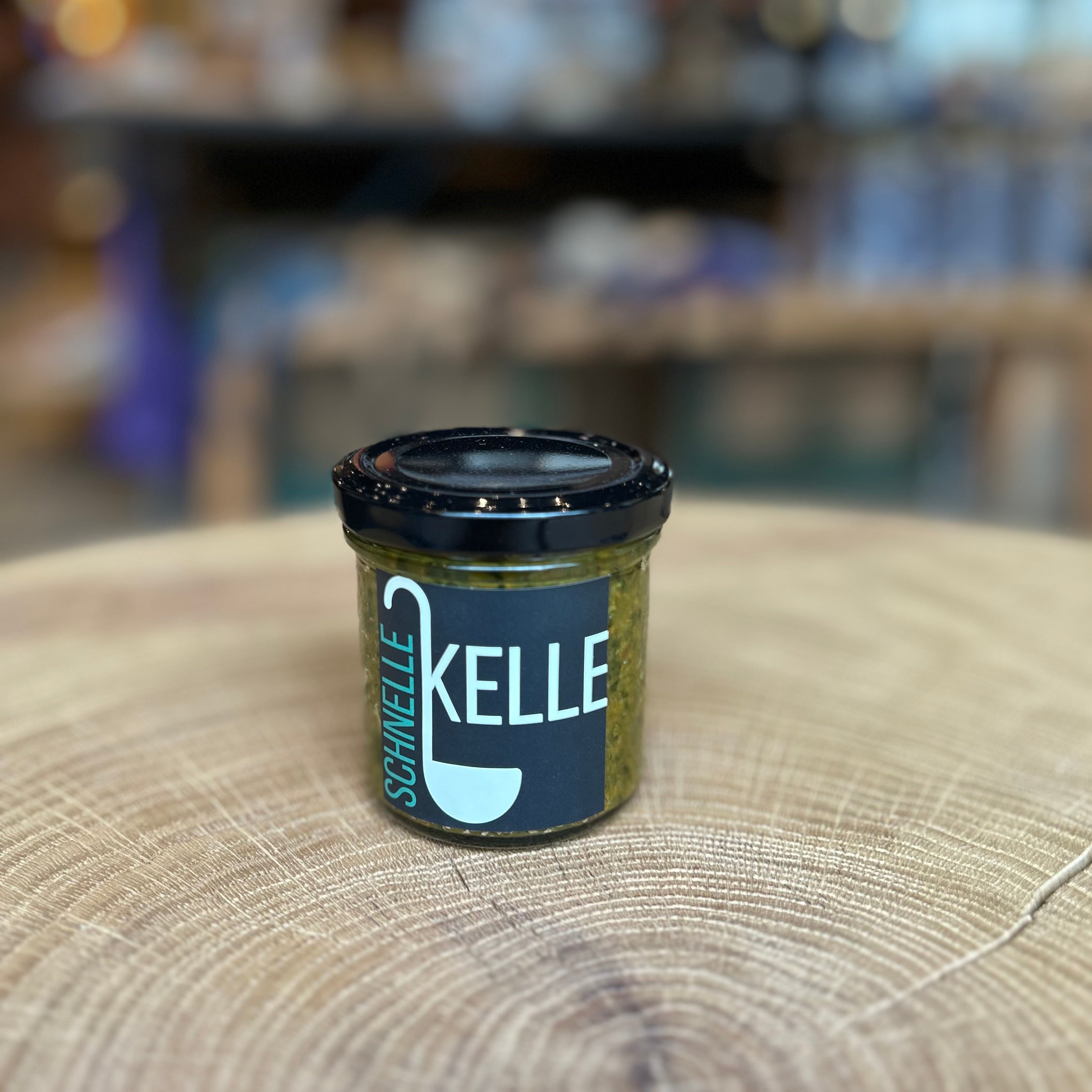 Glas mit Schnelle Kelle Gemüsewürze 120g von Pütt Pasta – aromatische Bio-Gemüsewürze aus natürlichen Zutaten, ideal zum Verfeinern von Suppen, Saucen und Gemüsegerichten. Nachhaltig hergestellt, im hochwertigen Glas mit schwarzem Deckel, fotografiert auf einem Holztisch. Perfekt für gesundes, würziges Kochen mit Produkten aus kontrolliert biologischem Anbau.