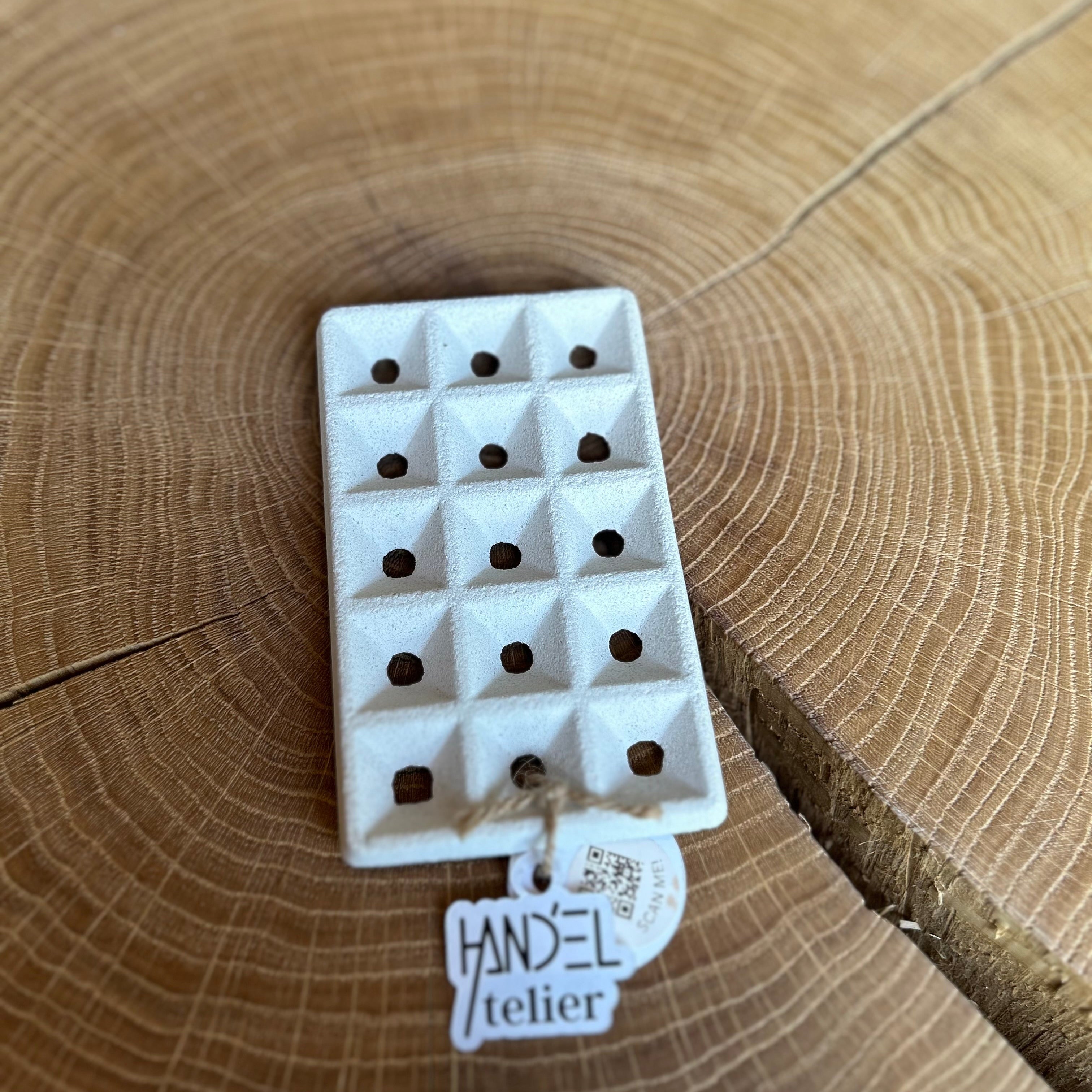 Seifenablage in Weiß aus Keramik, liegt auf einem Holztisch