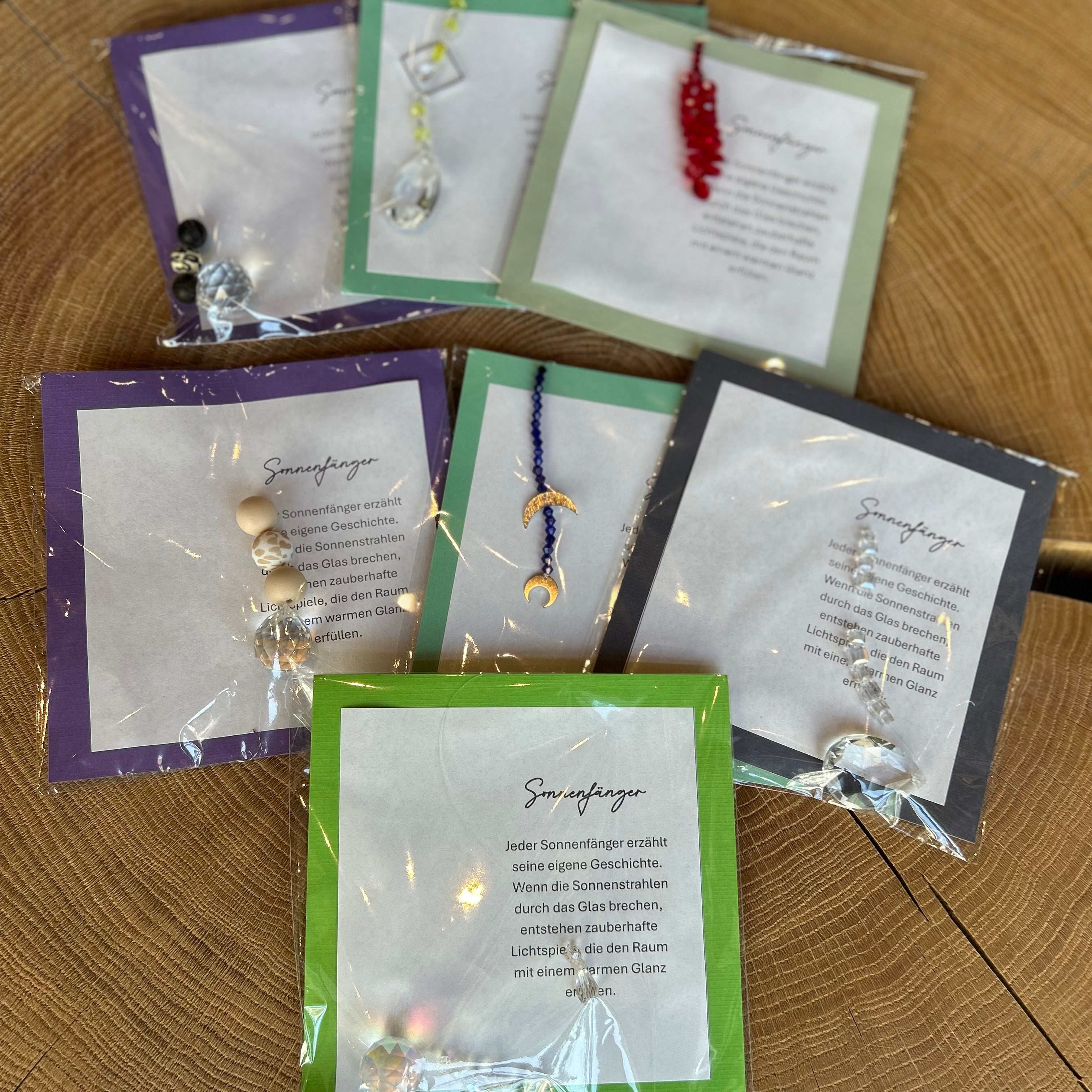 Sonnenfänger mit Kristallkugel und bunten Glasperlen – handgefertigte Fensterdeko in verschiedenen Farben, erzeugt zauberhafte Lichtspiele und Regenbogen-Effekte im Raum.