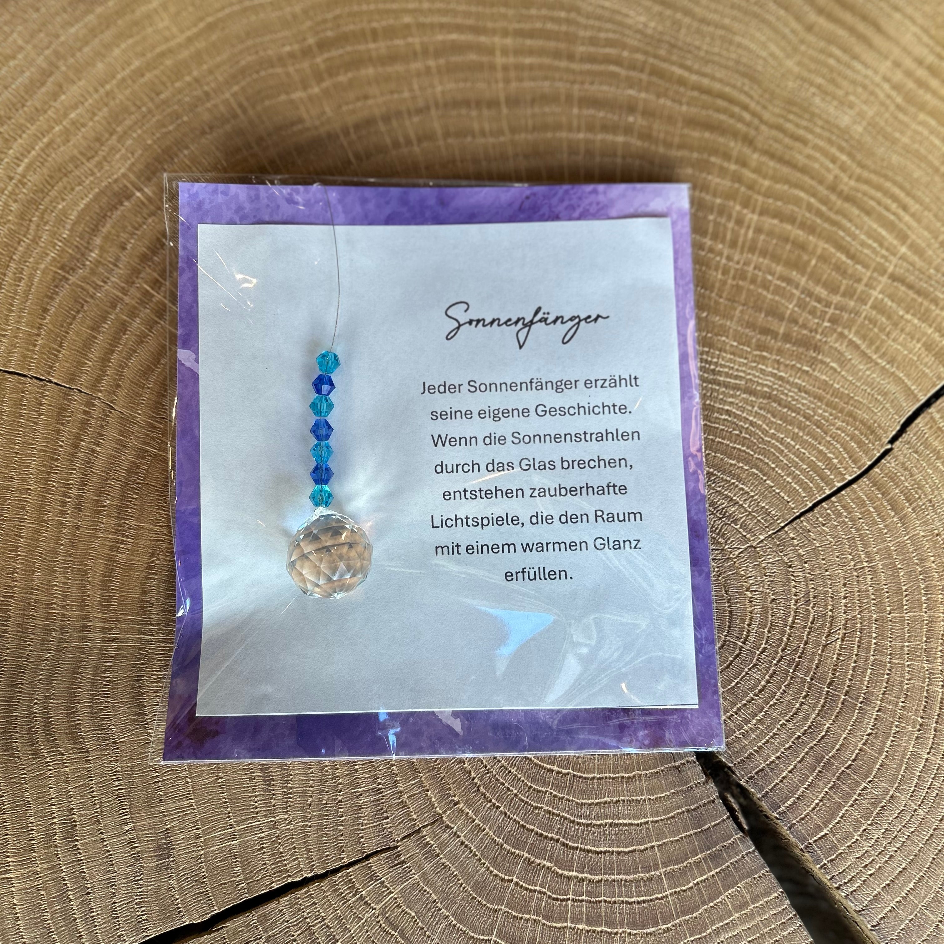 Sonnenfänger mit Kristallkugel und bunten Glasperlen – handgefertigte Fensterdeko in verschiedenen Farben, erzeugt zauberhafte Lichtspiele und Regenbogen-Effekte im Raum.