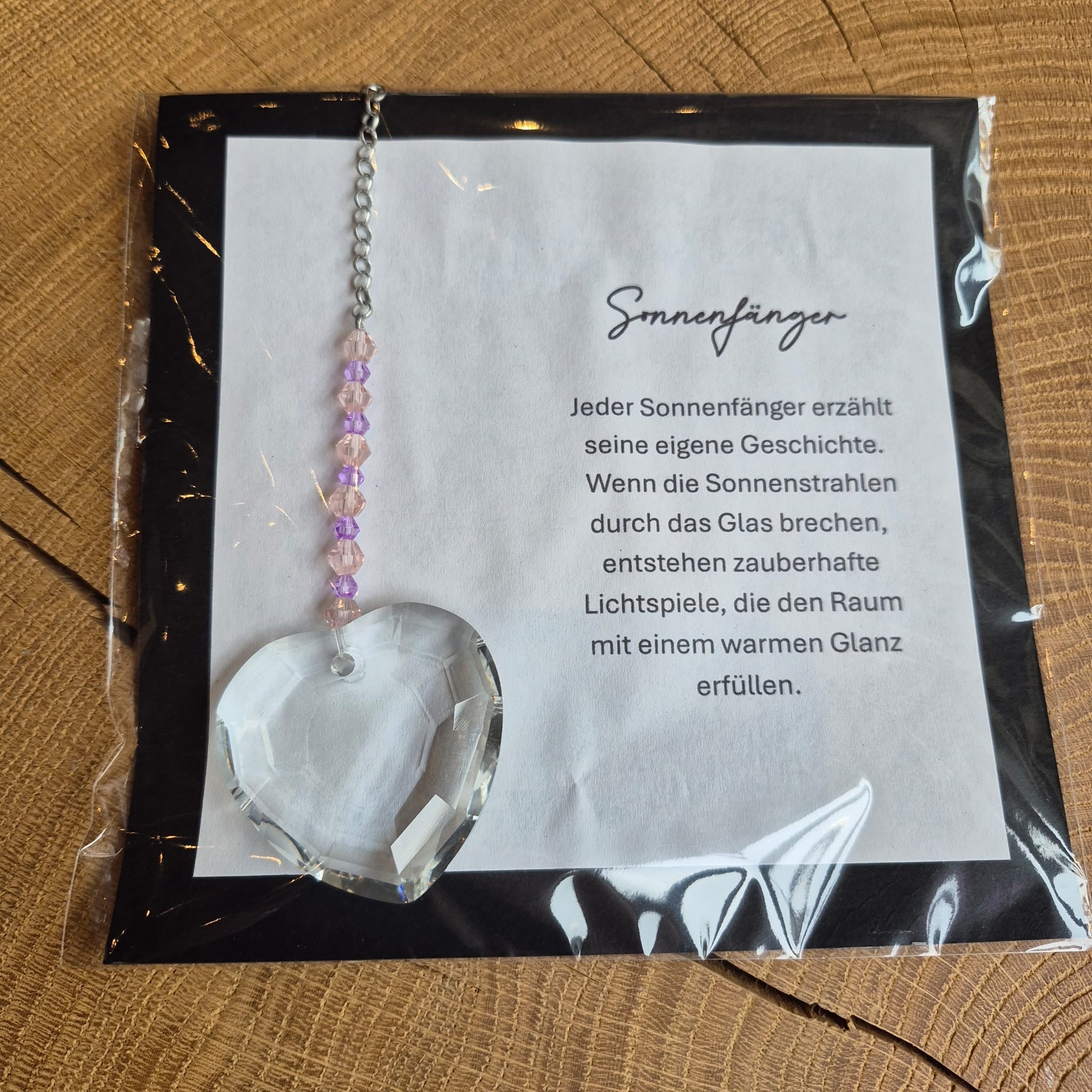 Sonnenfänger mit Kristallkugel und bunten Glasperlen – handgefertigte Fensterdeko in verschiedenen Farben, erzeugt zauberhafte Lichtspiele und Regenbogen-Effekte im Raum.