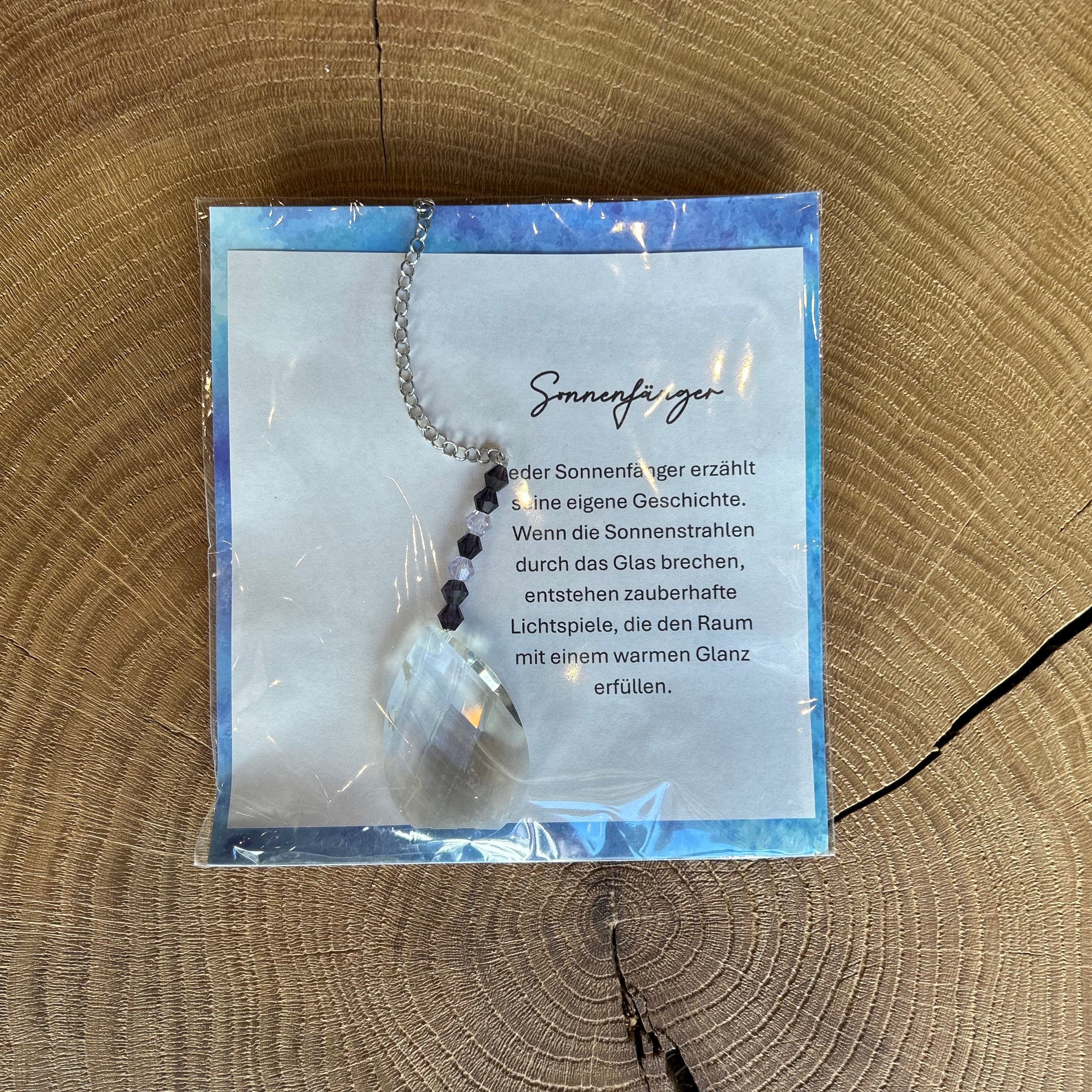 Sonnenfänger mit Kristallkugel und bunten Glasperlen – handgefertigte Fensterdeko in verschiedenen Farben, erzeugt zauberhafte Lichtspiele und Regenbogen-Effekte im Raum.