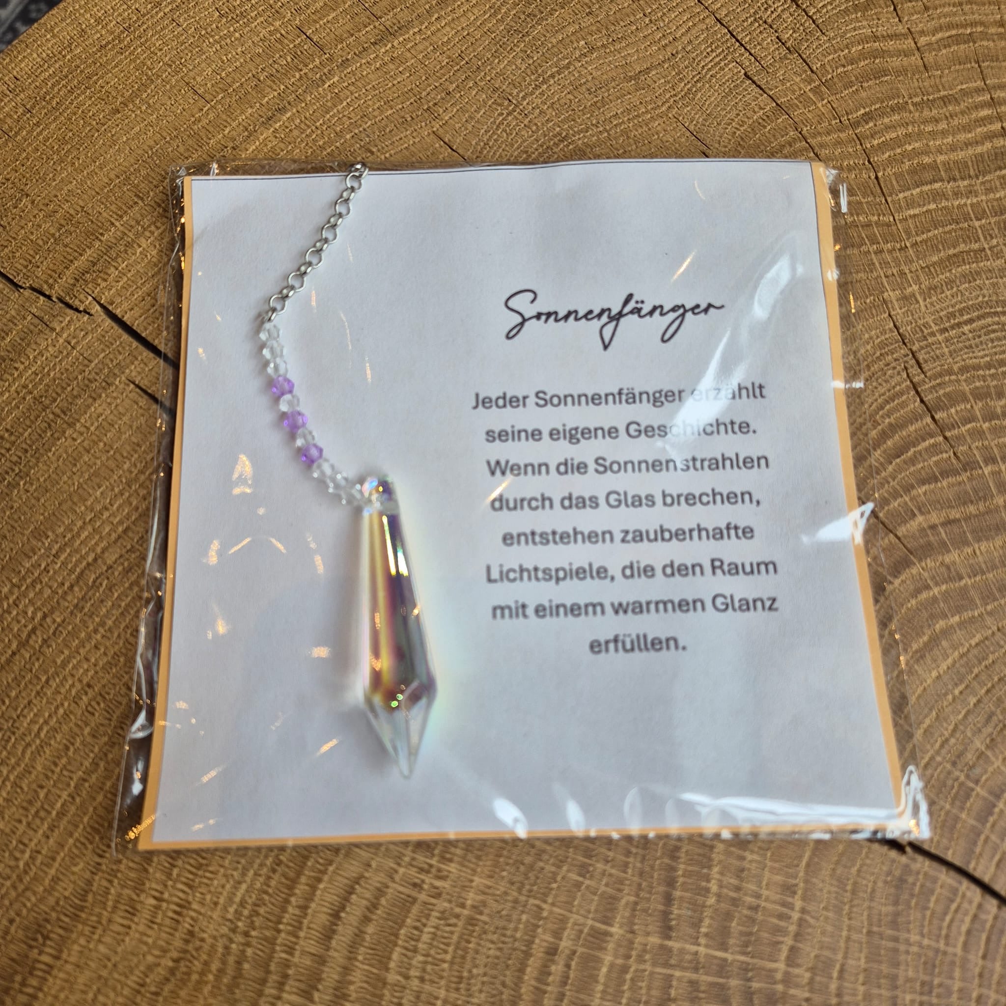 Sonnenfänger mit Kristallkugel und bunten Glasperlen – handgefertigte Fensterdeko in verschiedenen Farben, erzeugt zauberhafte Lichtspiele und Regenbogen-Effekte im Raum.