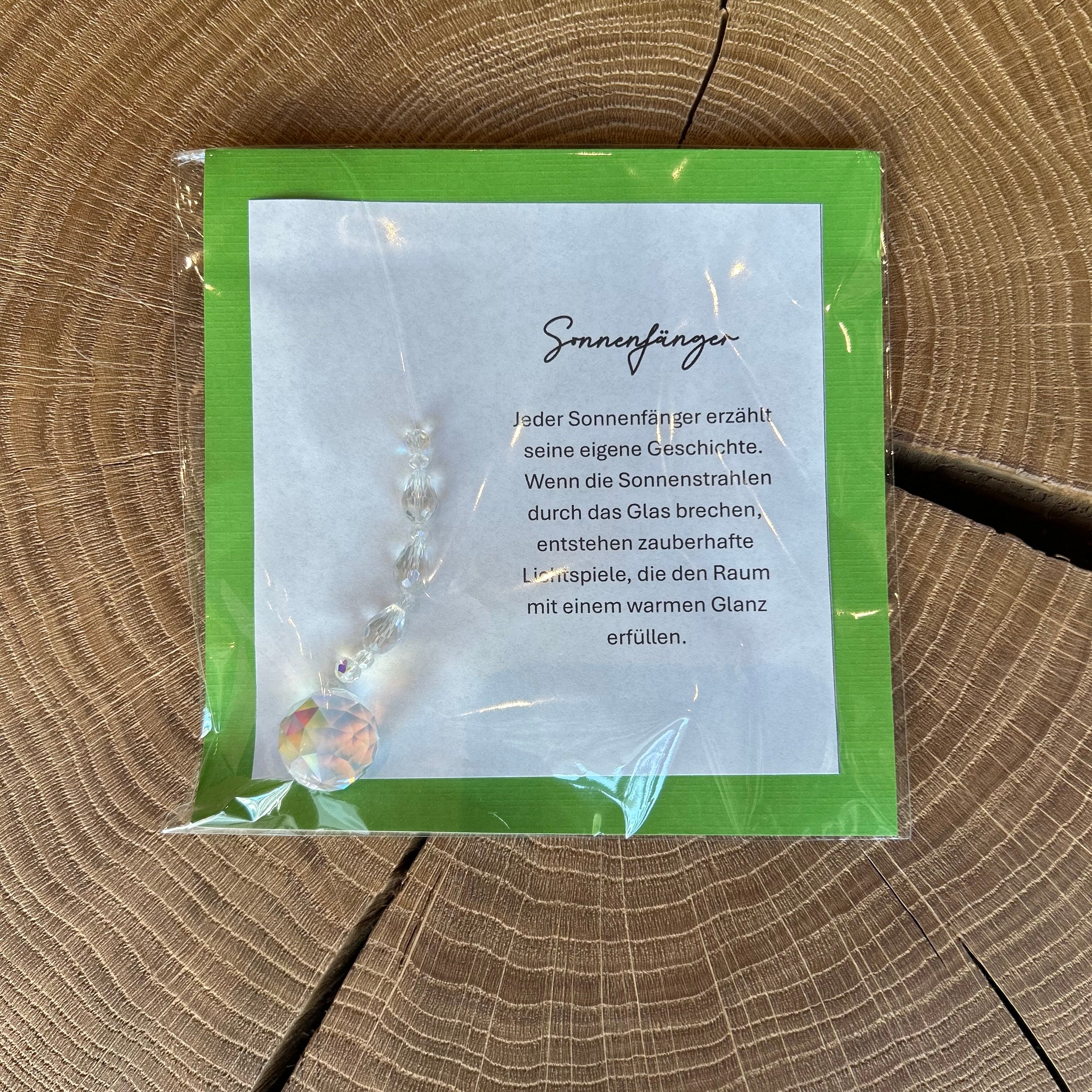 Sonnenfänger mit Kristallkugel und bunten Glasperlen – handgefertigte Fensterdeko in verschiedenen Farben, erzeugt zauberhafte Lichtspiele und Regenbogen-Effekte im Raum.