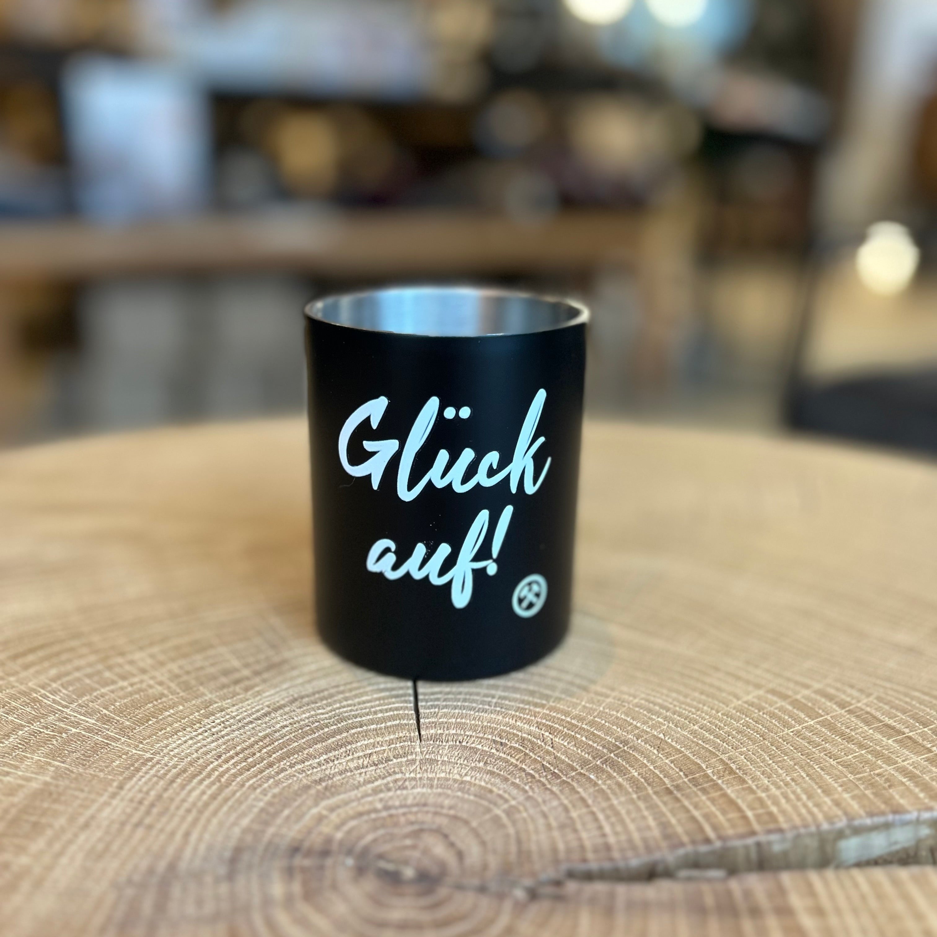 Schwarzer Becher mit Ruhrpott-Motive auf Holzoberfläche – ein Becher mit Glück auf!‘, regionales Geschenk aus dem Ruhrgebiet“