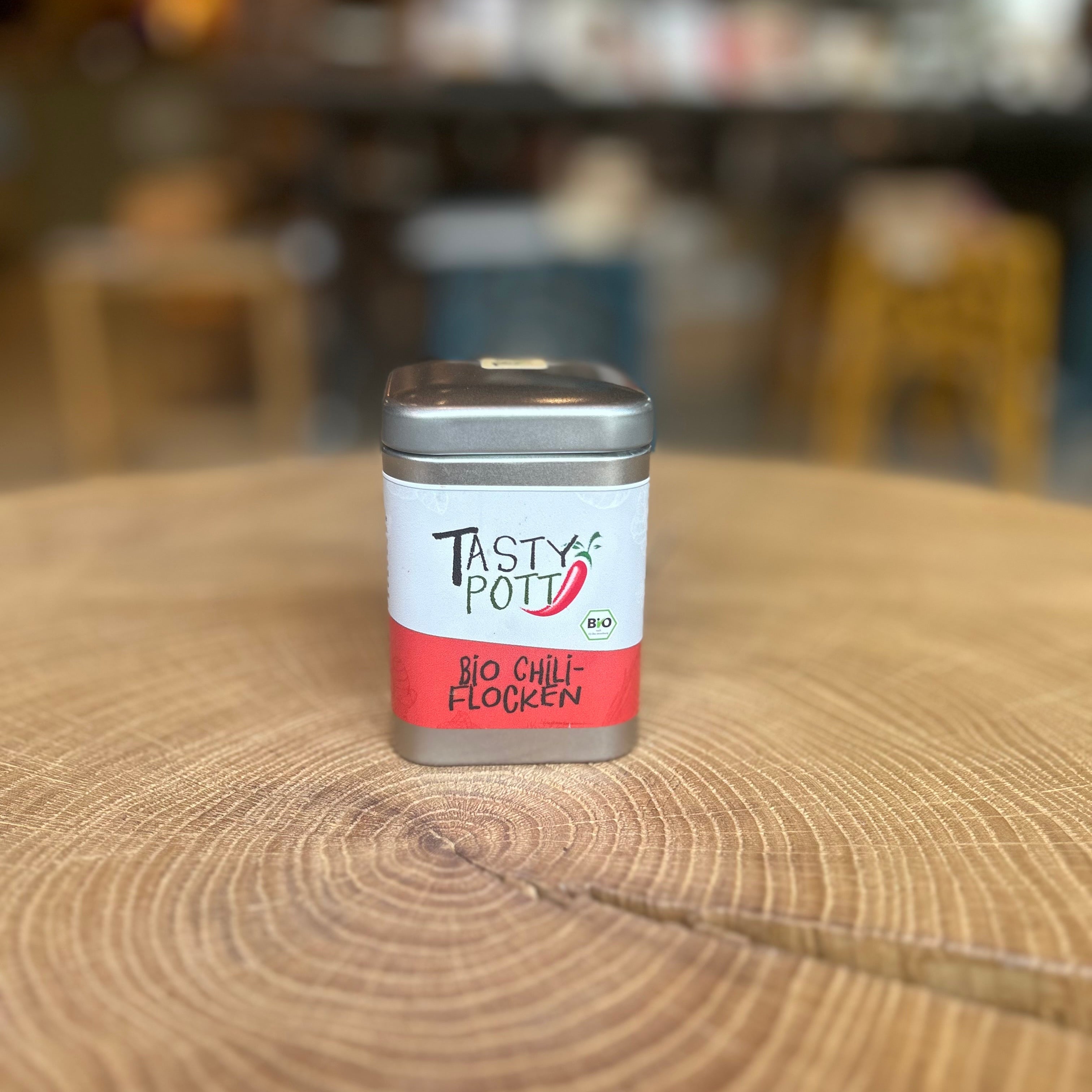 Tasty Pott Bio Chili-Flocken in Gewürzdose – scharfe Bio Chiliflocken zum Würzen von Pasta, Pizza und herzhaften Gerichten von Tasty Pott aus Essen.