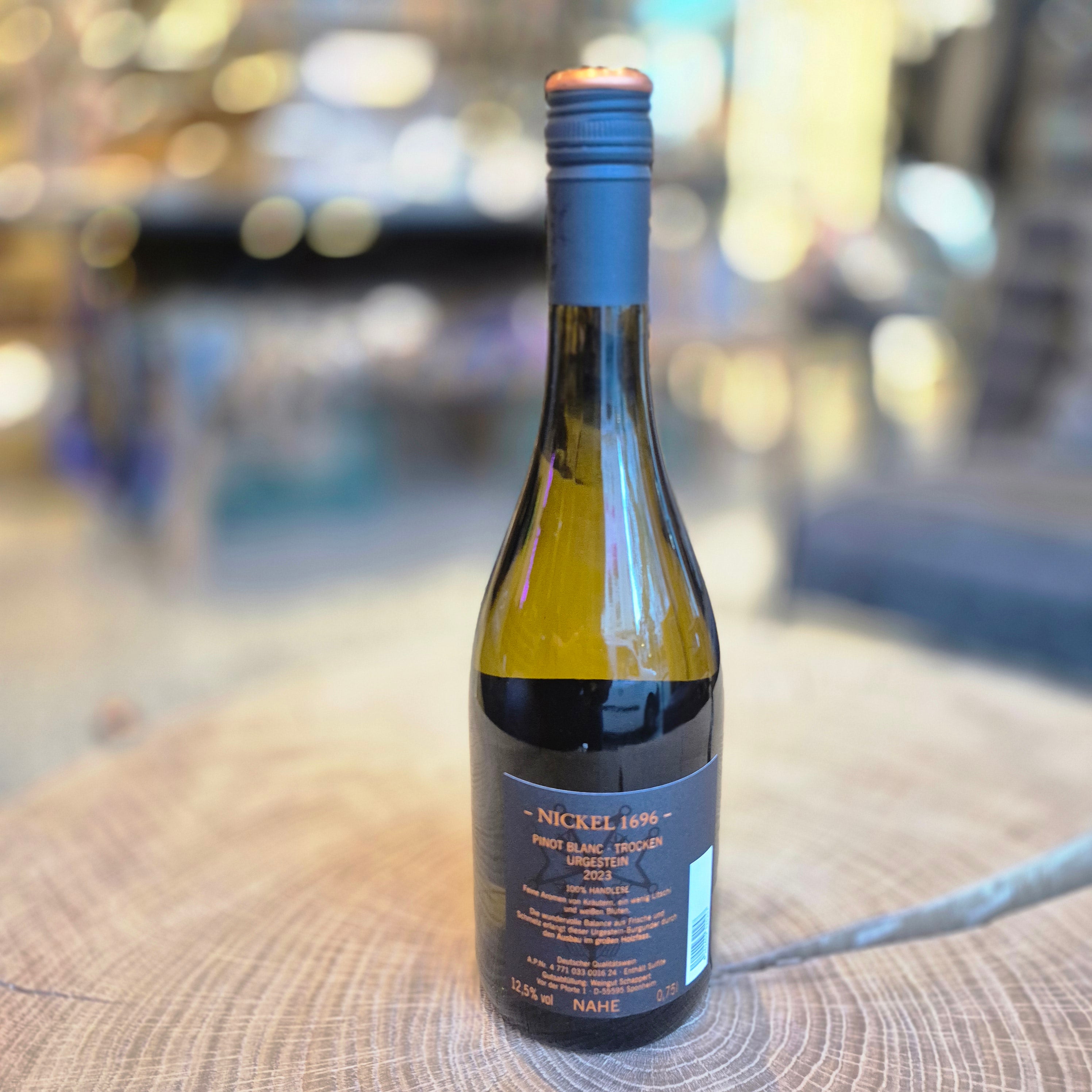 Nickel Pinot Blanc Urgestein – elegante Weißweinflasche auf Holztisch. Deutscher Pinot Blanc mit fruchtiger Frische und mineralischer Note, Qualitätswein vom Weingut Nickel, ideal zu Fisch, Geflügel und leichten Speisen.