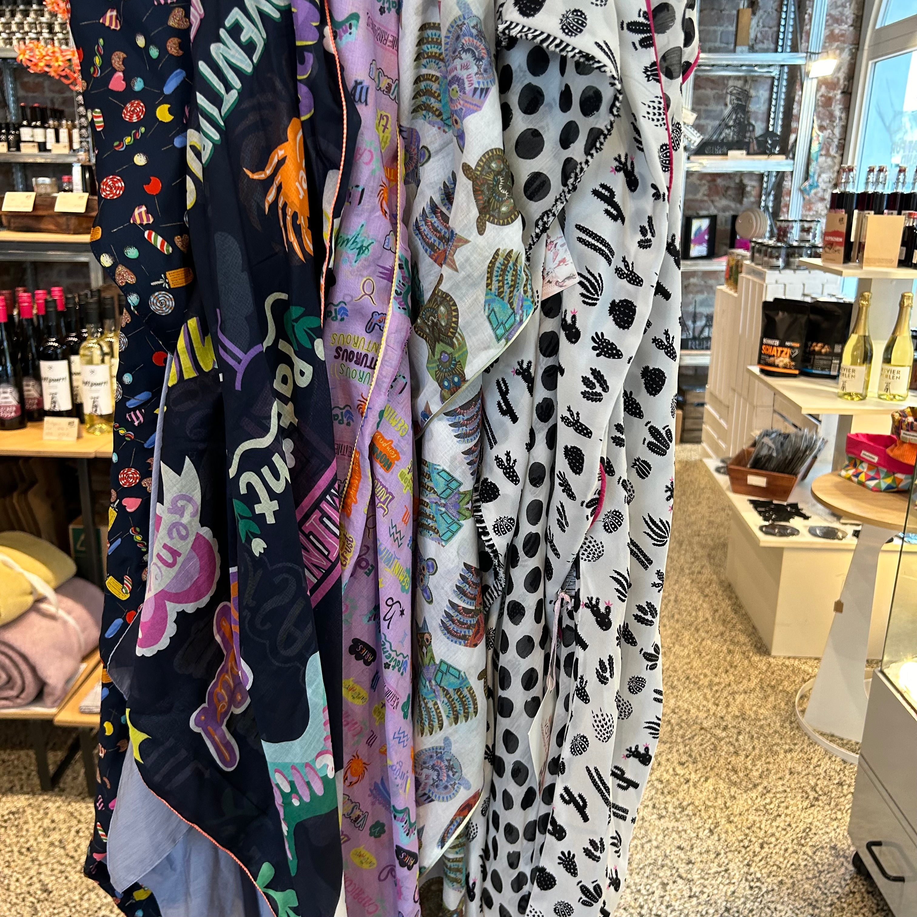 Bunte Damen-Tücher von Vavite in verschiedenen Designs und Farben – leichte, modische Accessoires aus hochwertigem Stoff, ideal als Halstuch, Schal oder modisches Highlight für jedes Outfit. Perfekt für Frühling, Sommer, Herbst und Winter.