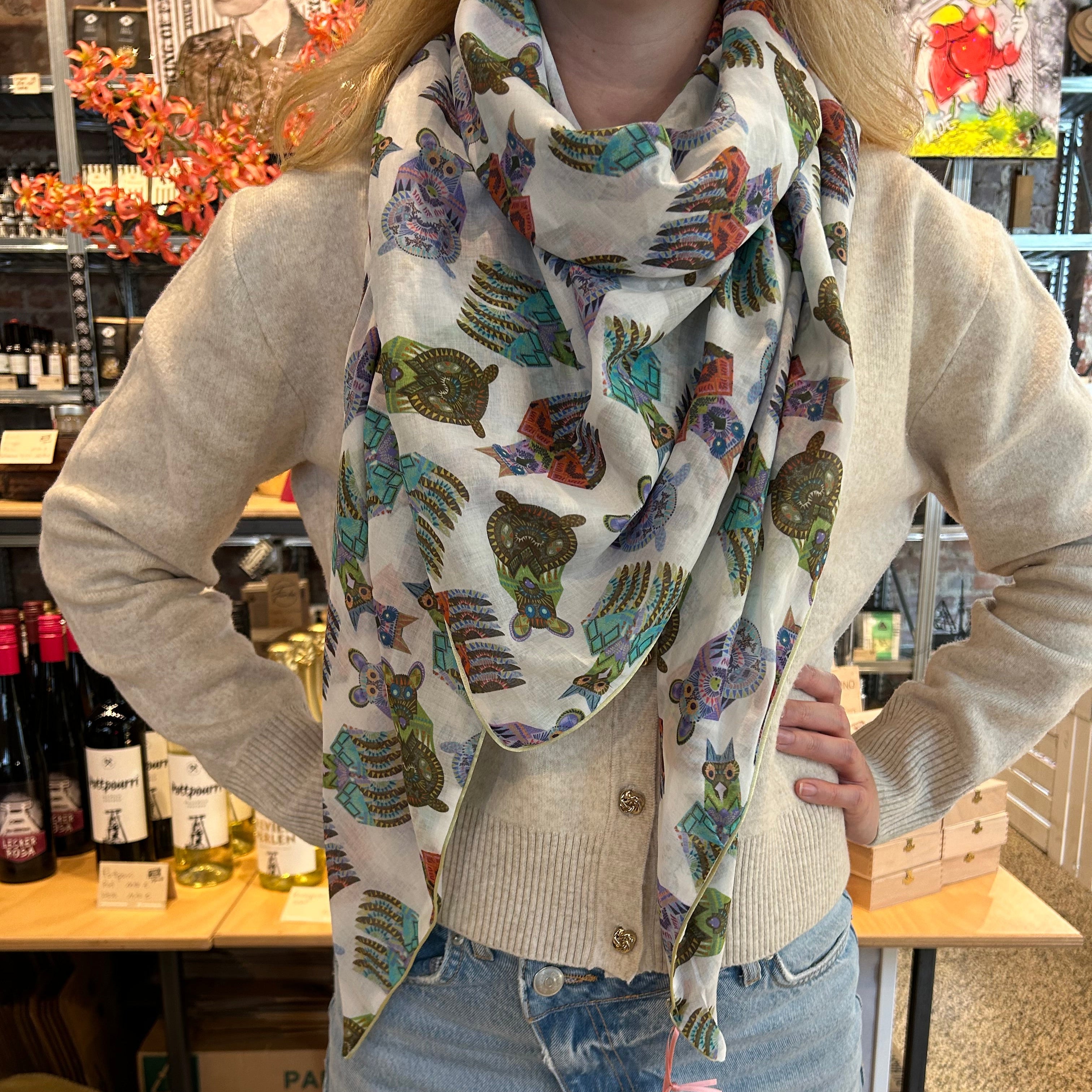 Bunte Damen-Tücher von Vavite in verschiedenen Designs und Farben – leichte, modische Accessoires aus hochwertigem Stoff, ideal als Halstuch, Schal oder modisches Highlight für jedes Outfit. Perfekt für Frühling, Sommer, Herbst und Winter.