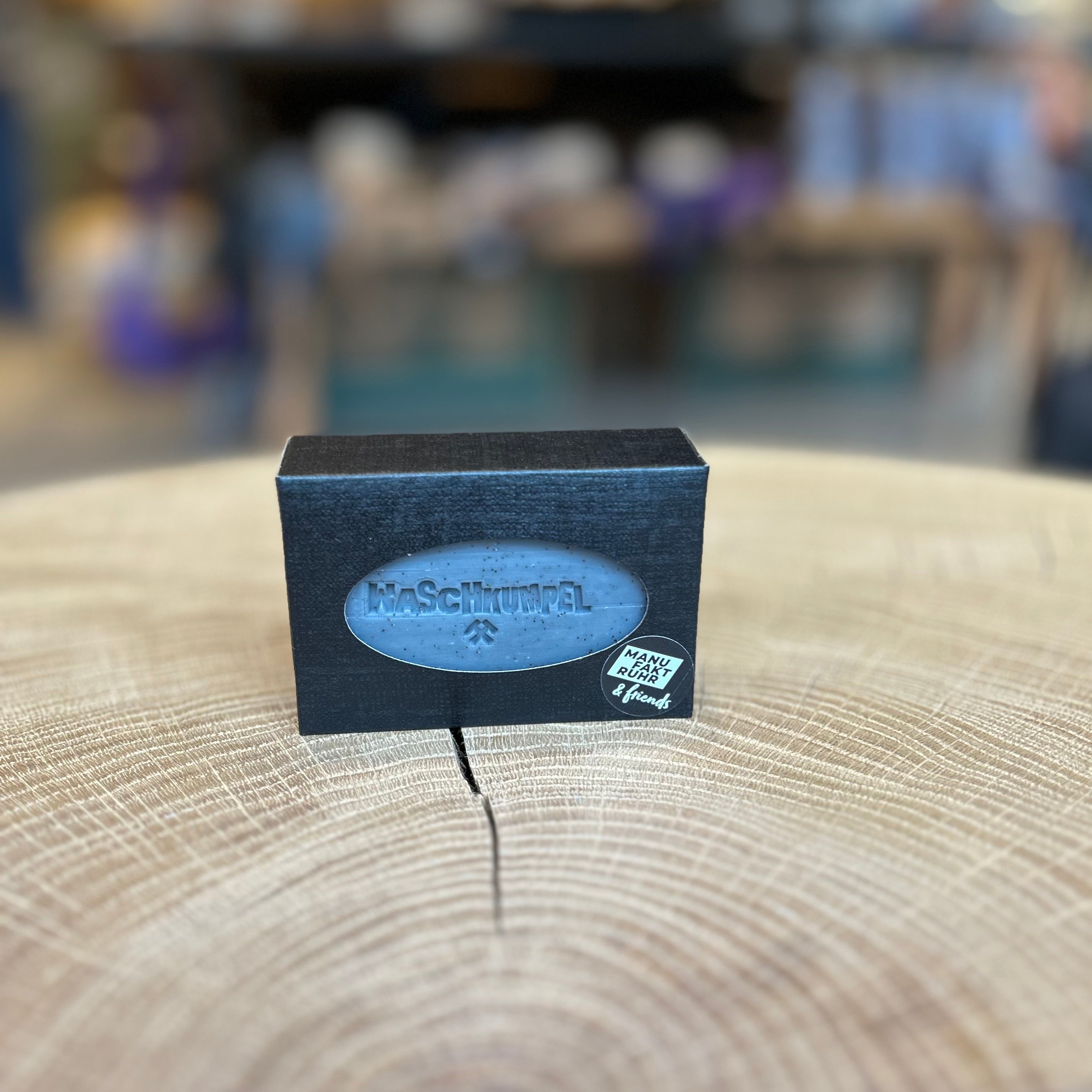 Waschkumpel Seife von Manufaktur Pott & Friends – handgemachte, schwarze Aktivkohle-Seife im Ruhrpott-Design, natürliche Körperpflege für Männer, reinigend und pflegend, nachhaltig verpackt in edler schwarzer Box.