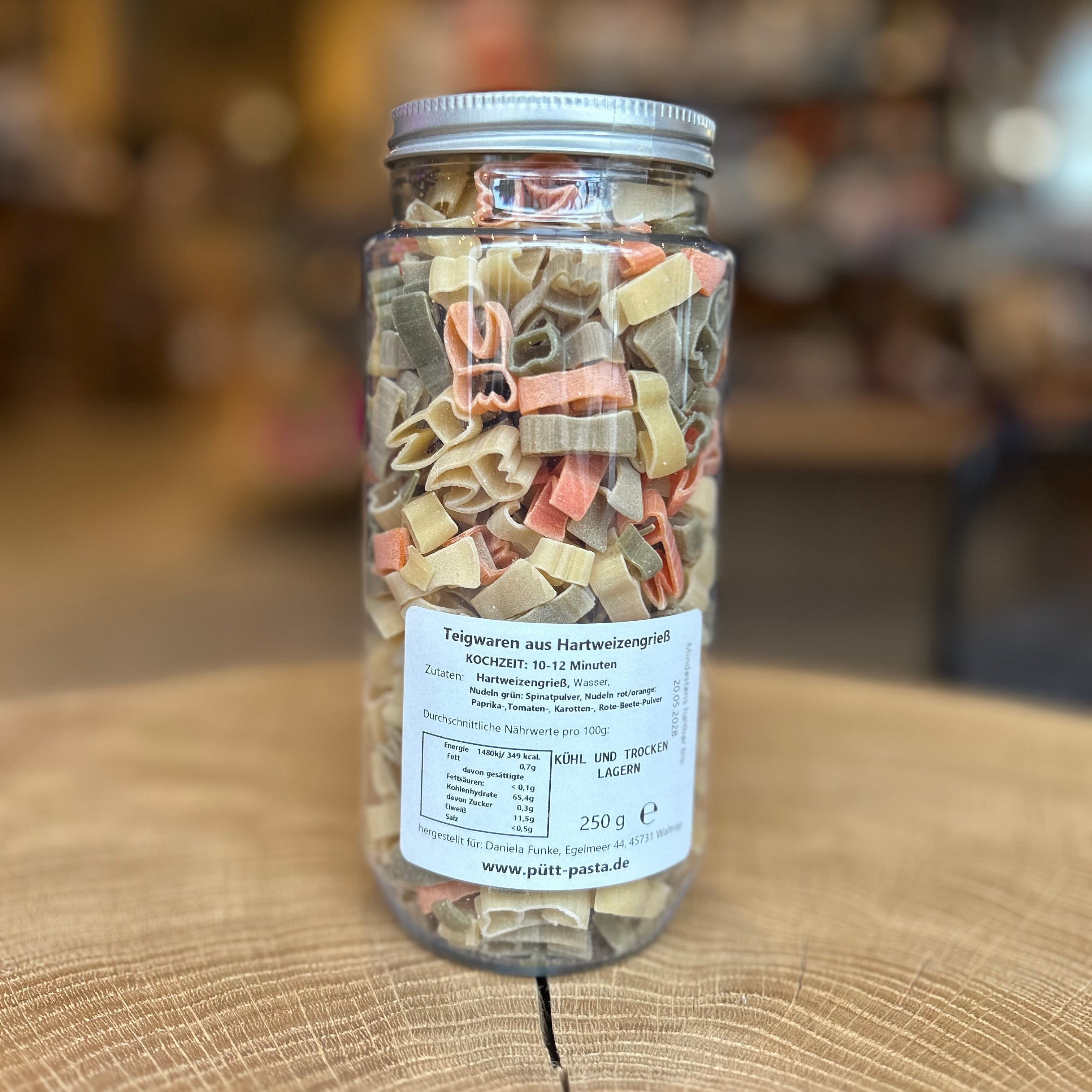 PET Glas mit farbiger „Zahn-Pasta“ in Zahnform auf einem Holzuntergrund. Das Produkt trägt ein violettes Etikett mit einem Zahn-Logo und der Aufschrift „ZAHN PASTA“. Ideal als Geschenk für Zahnärzte, Dentalpraxen oder Zahnpflege-Fans.