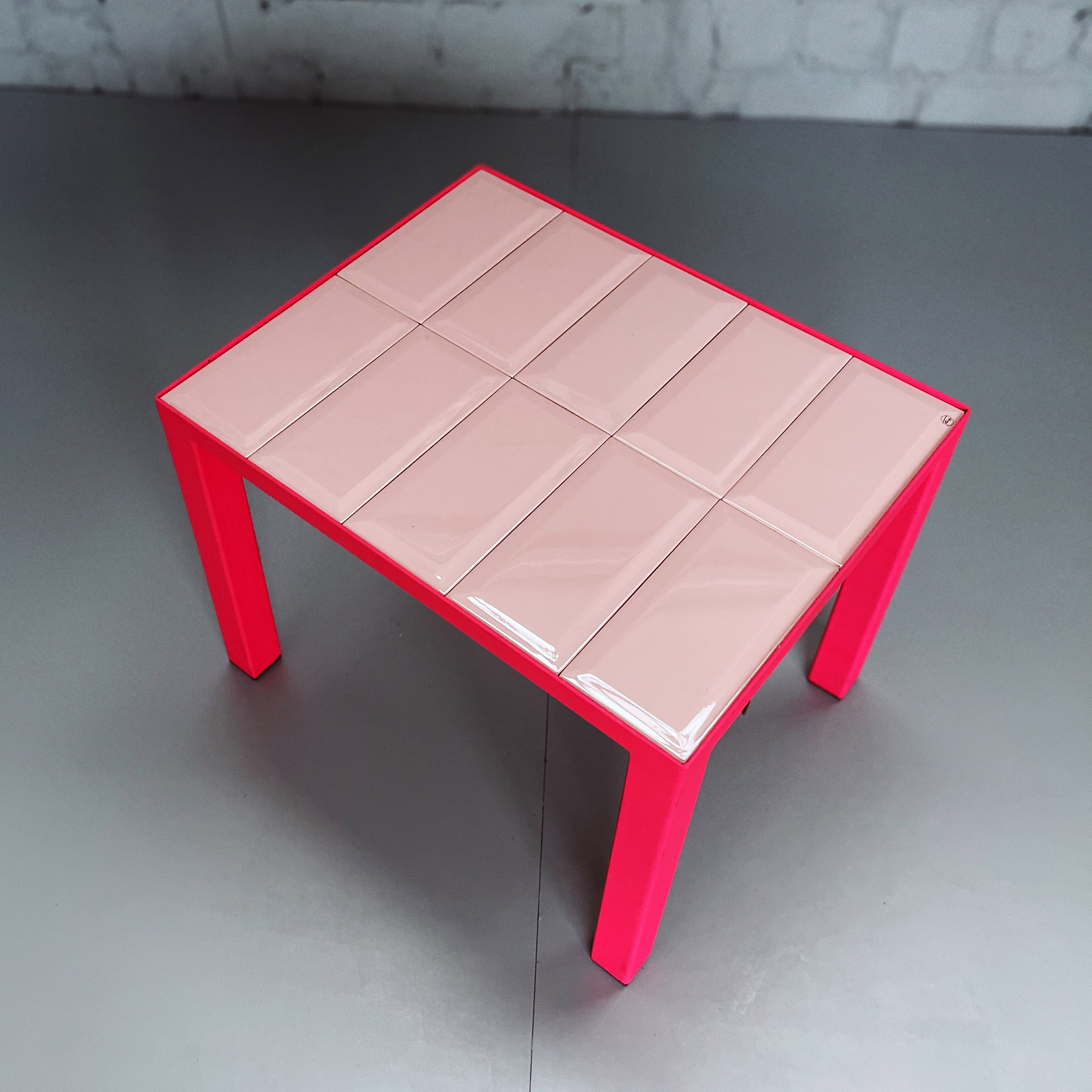 Design Fliesentisch handgefertigt pink 51x41x40cm